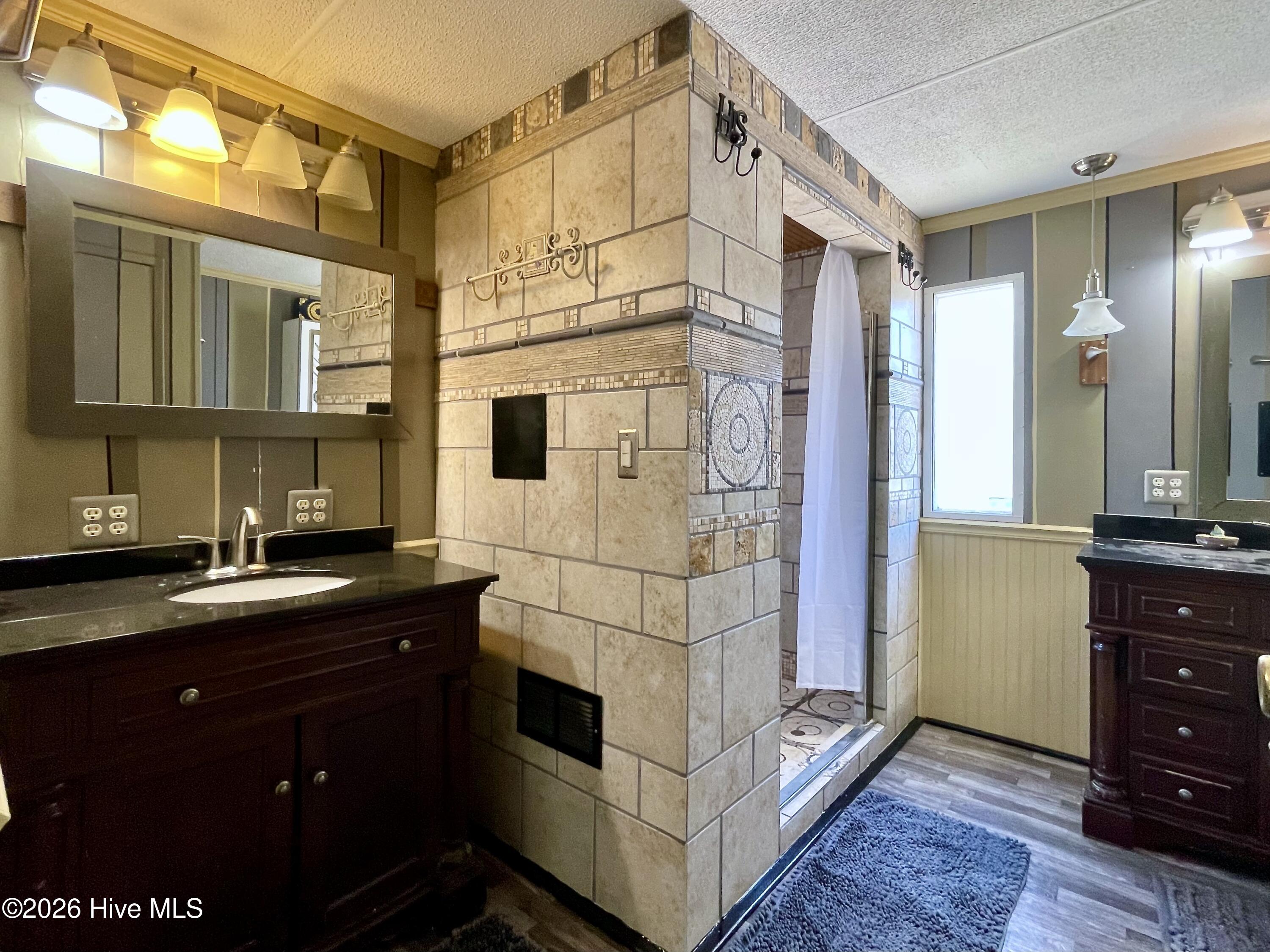 100569888 | Photo 25