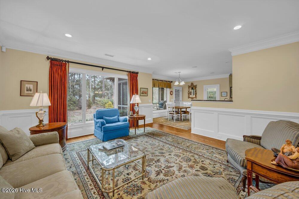 100557669 | Photo 12