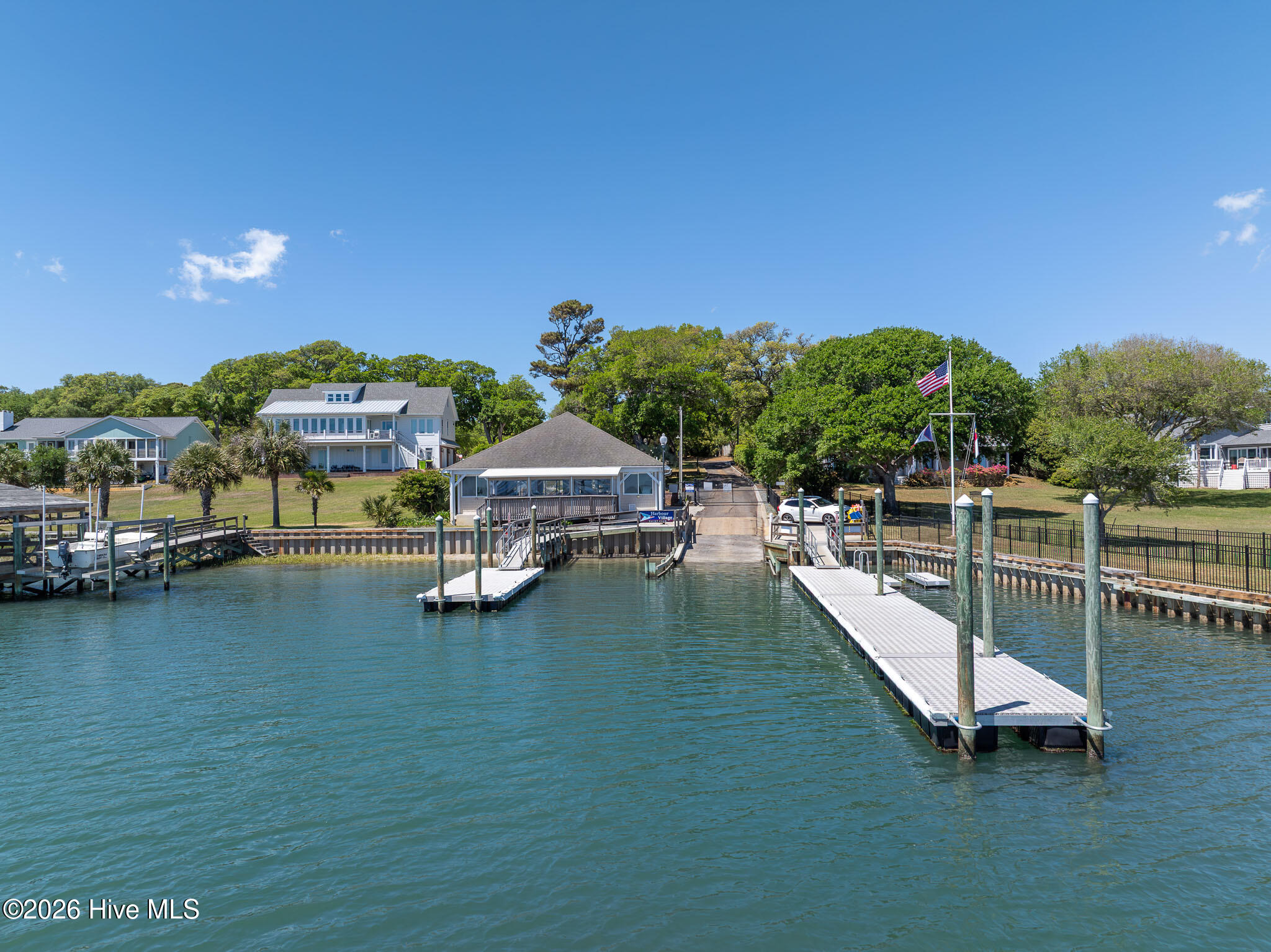 100568983 | Photo 85