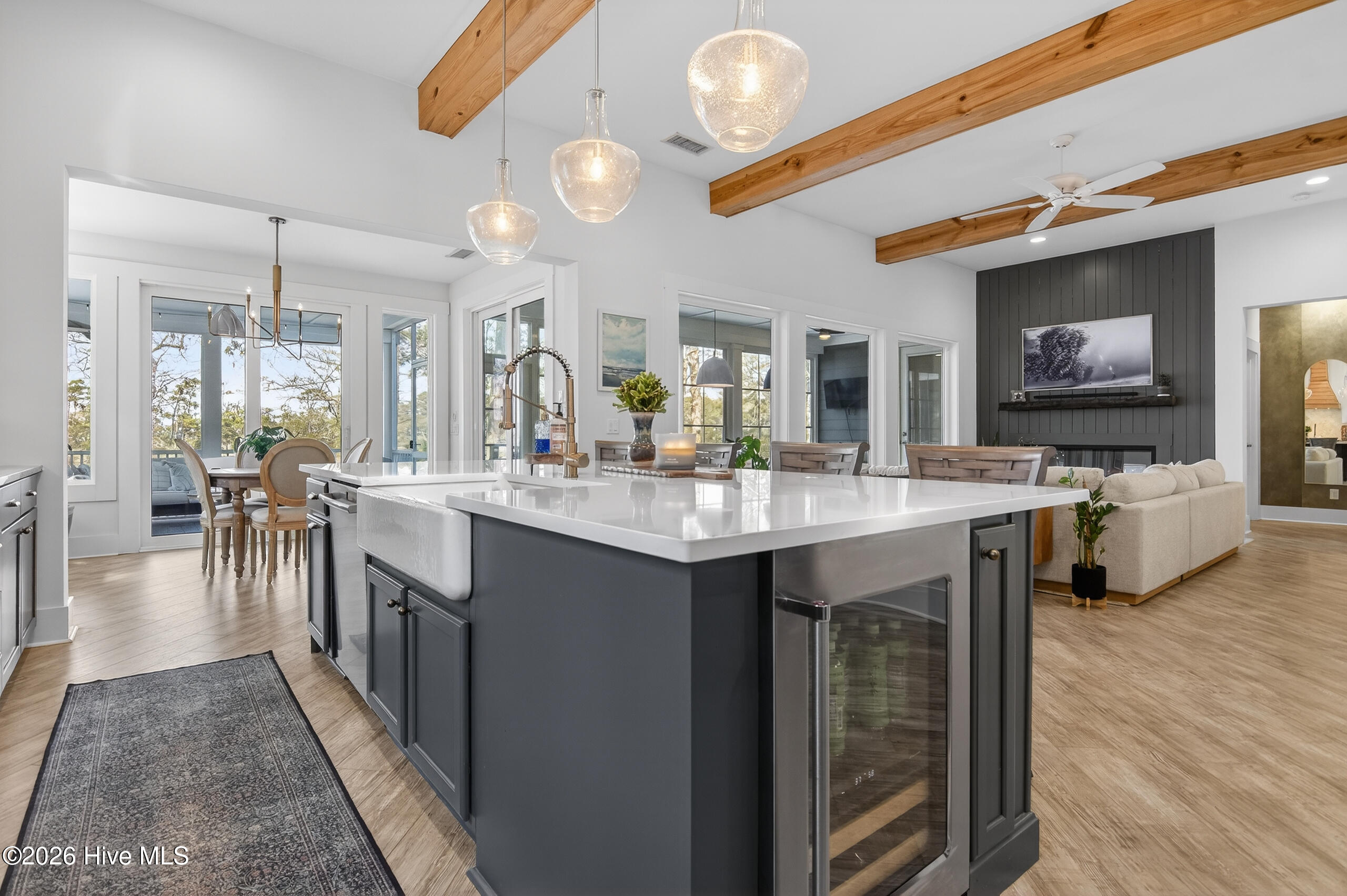 100565321 | Photo 24