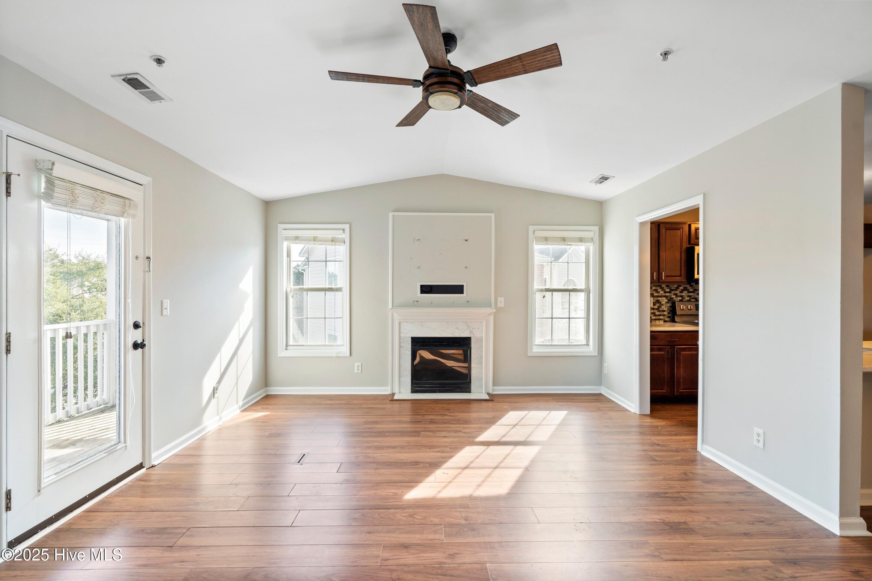 100543114 | Photo 19