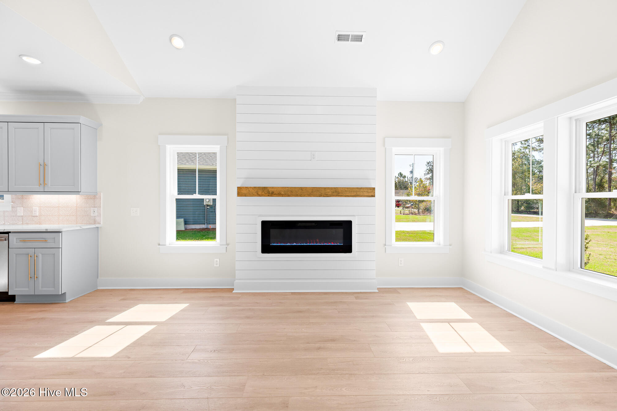 100561185 | Photo 10