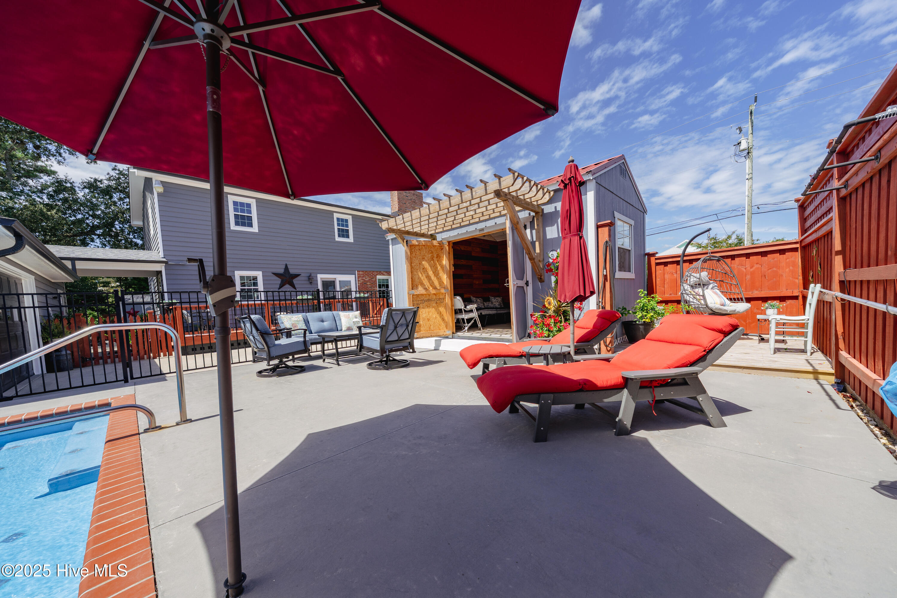 100531366 | Photo 15