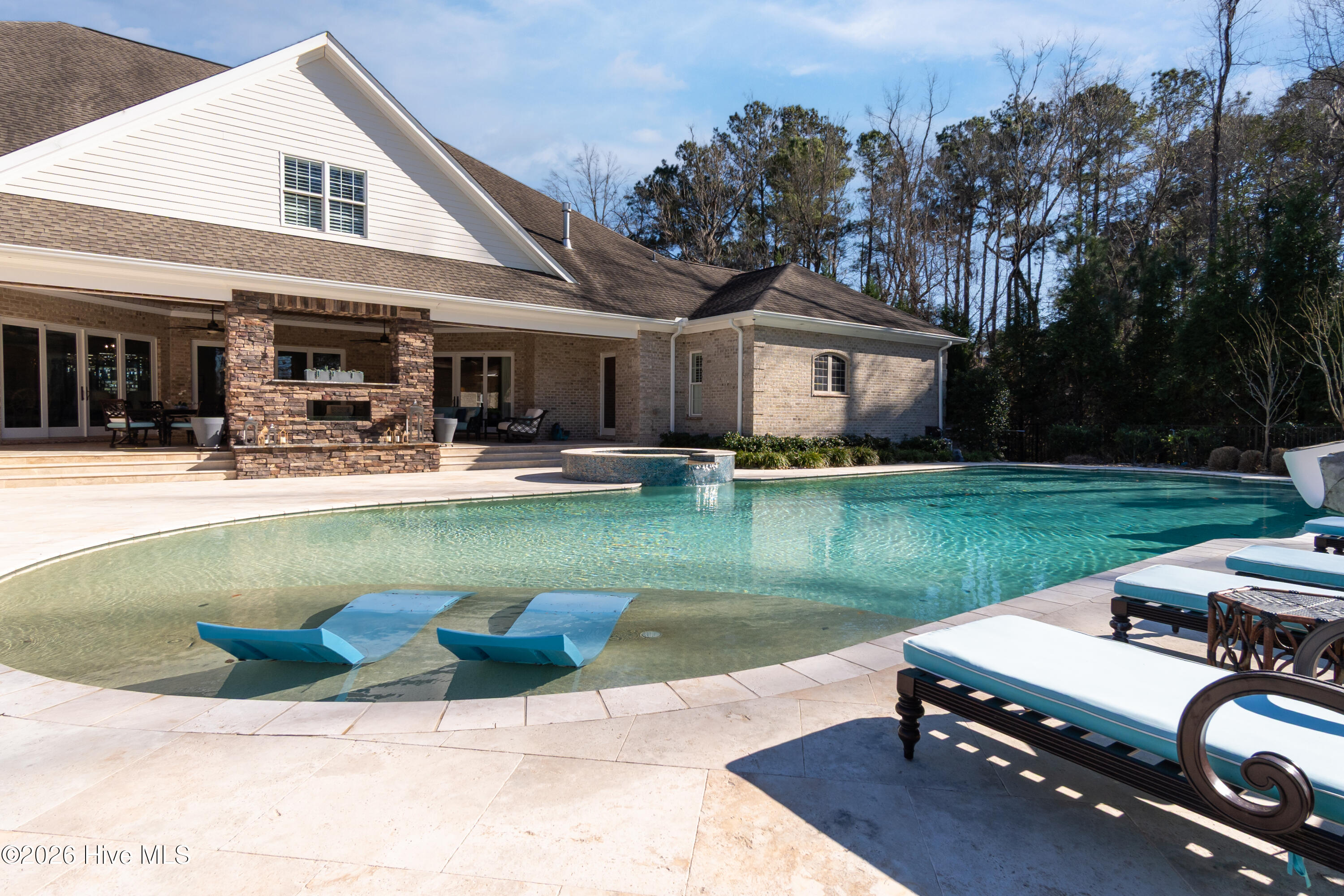 100550947 | Photo 96