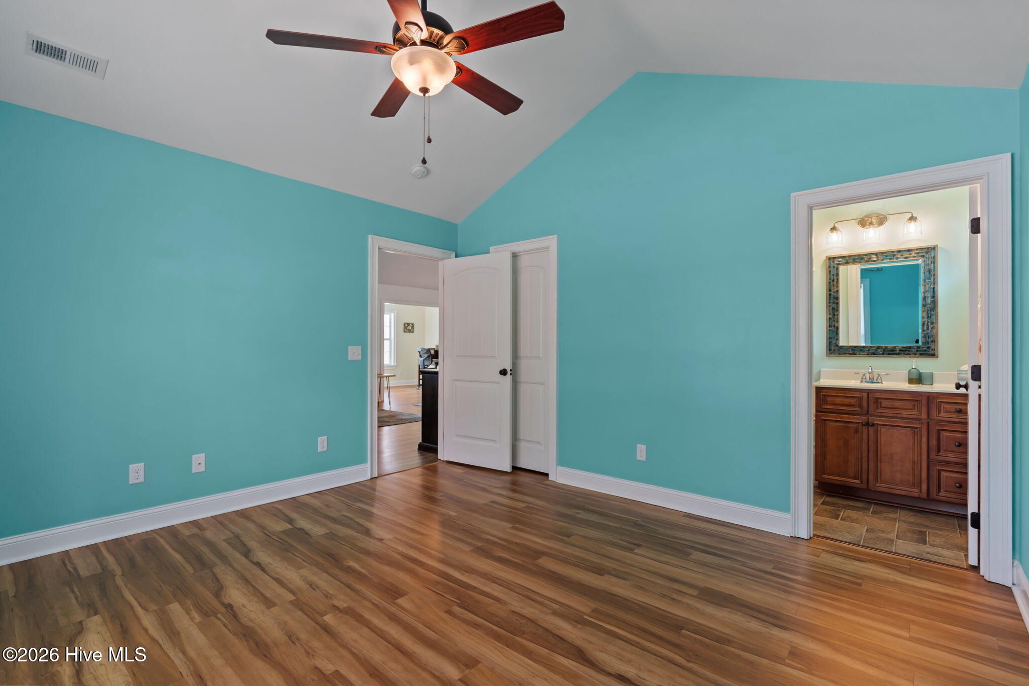 100566759 | Photo 25