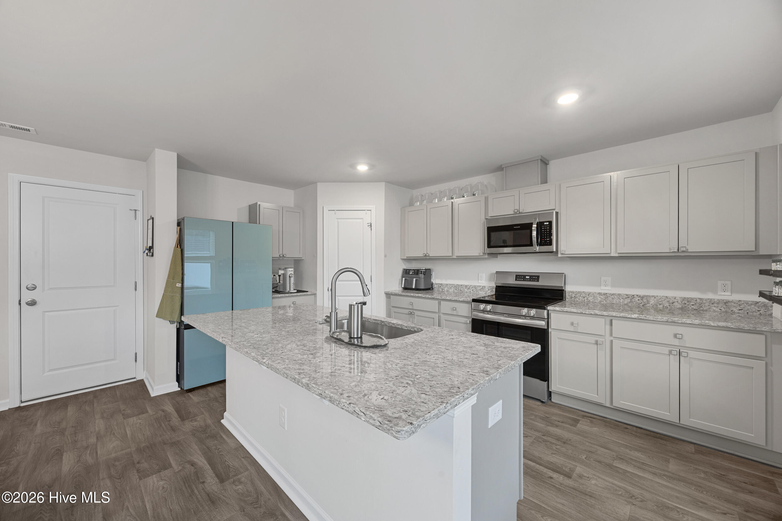 100561972 | Photo 15