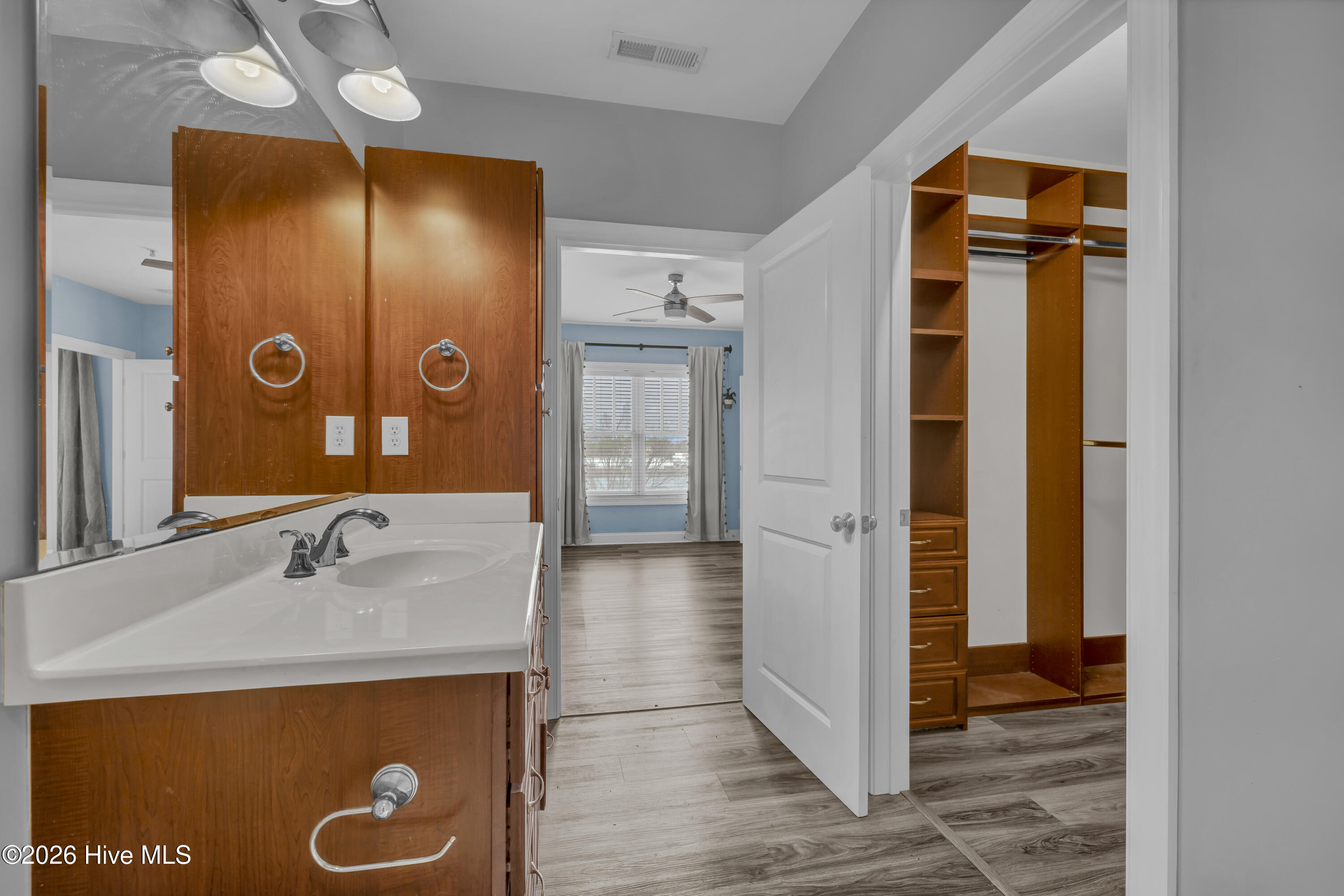 100558584 | Photo 19