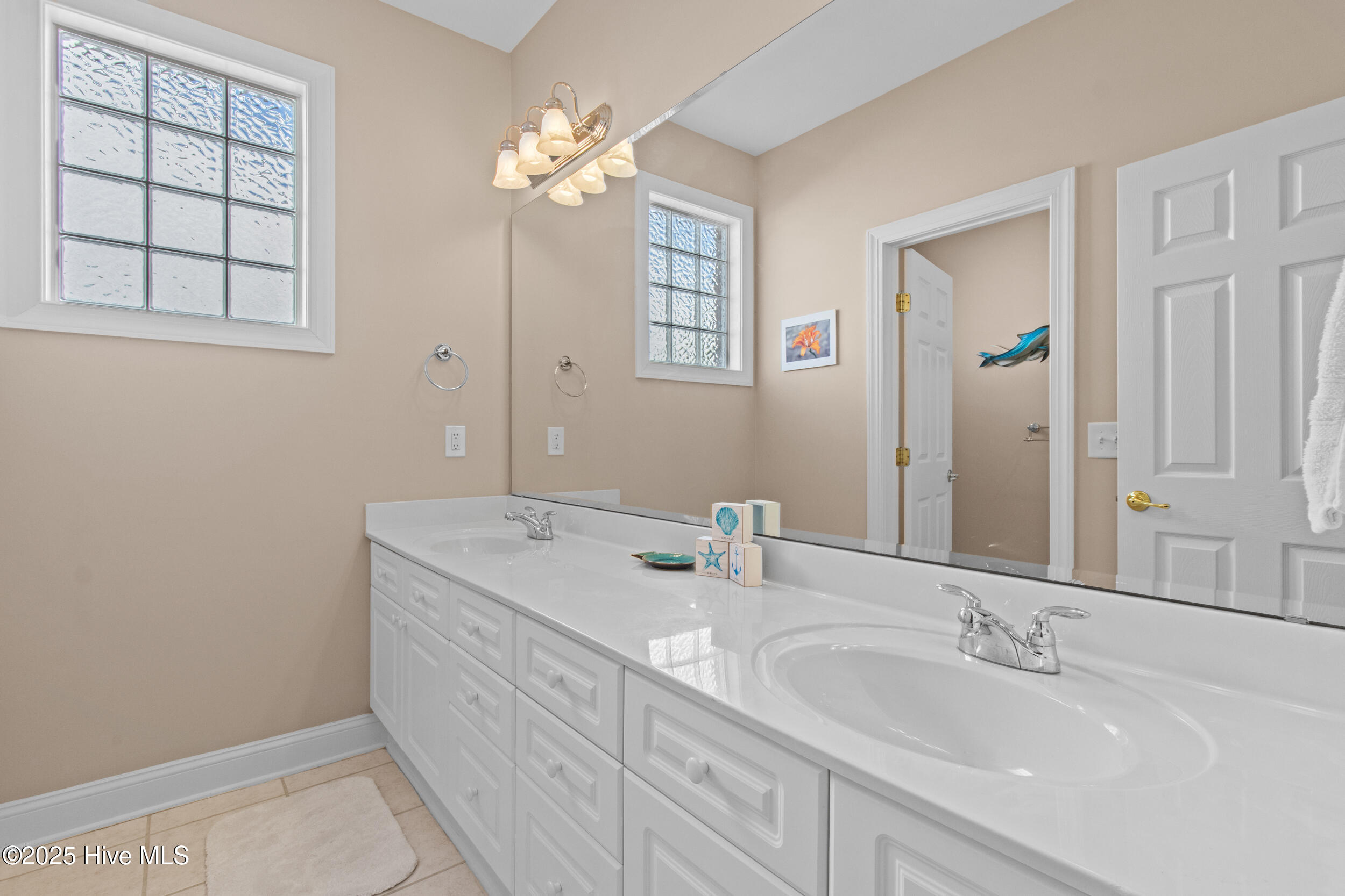 100540610 | Photo 11