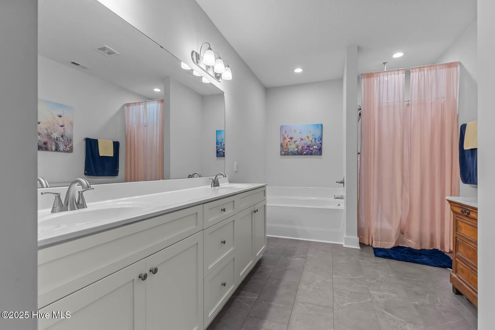 100544097 | Photo 42