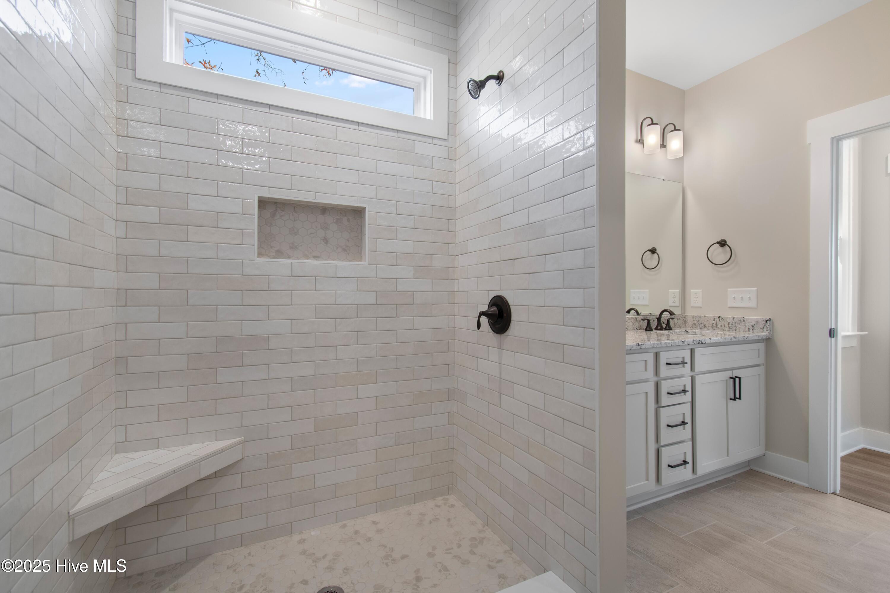 100520444 | Photo 36