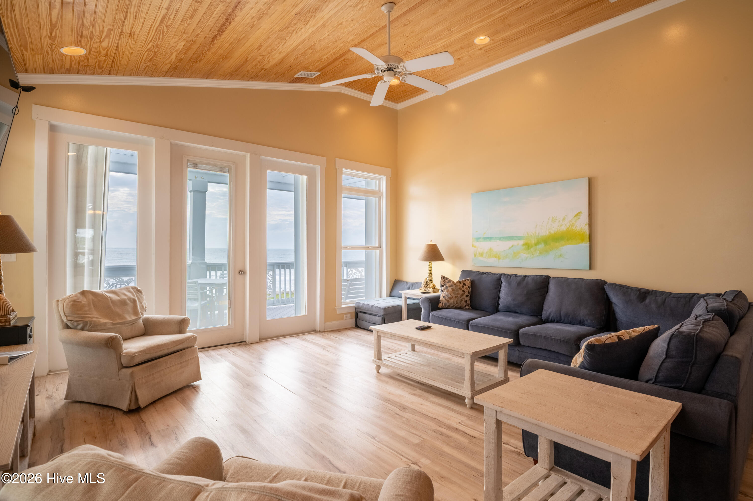 100550825 | Photo 11