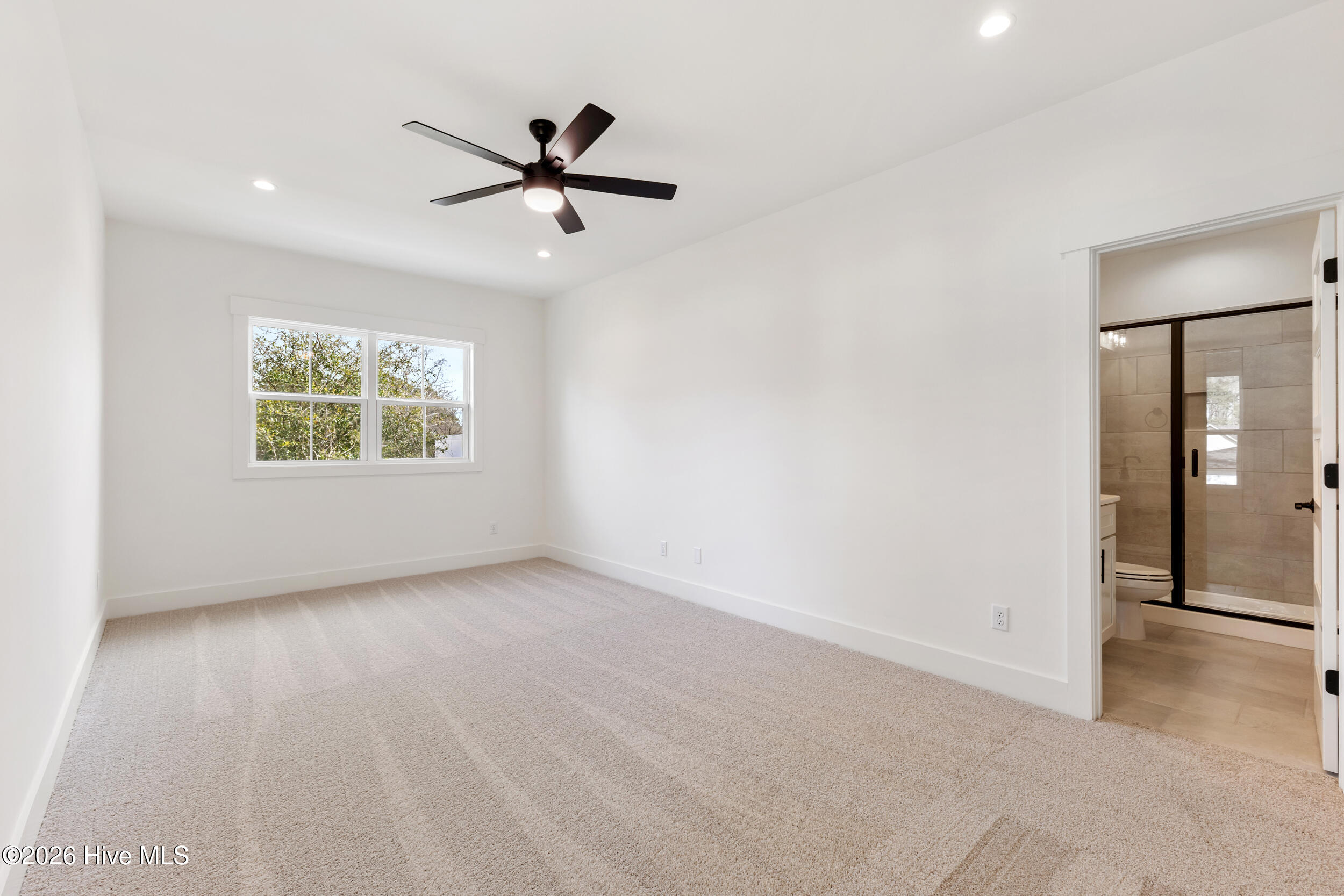 100561477 | Photo 31