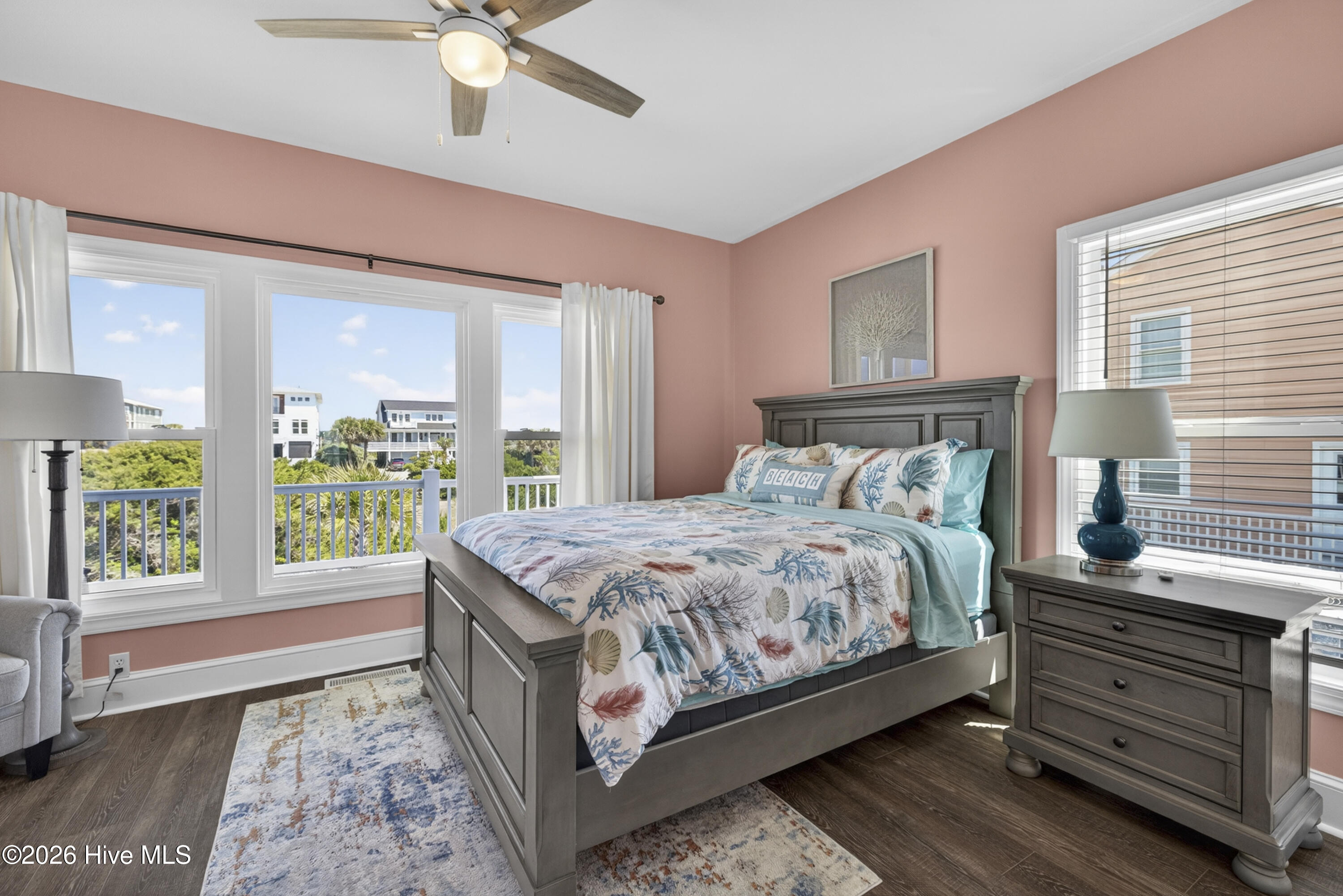 100568247 | Photo 38