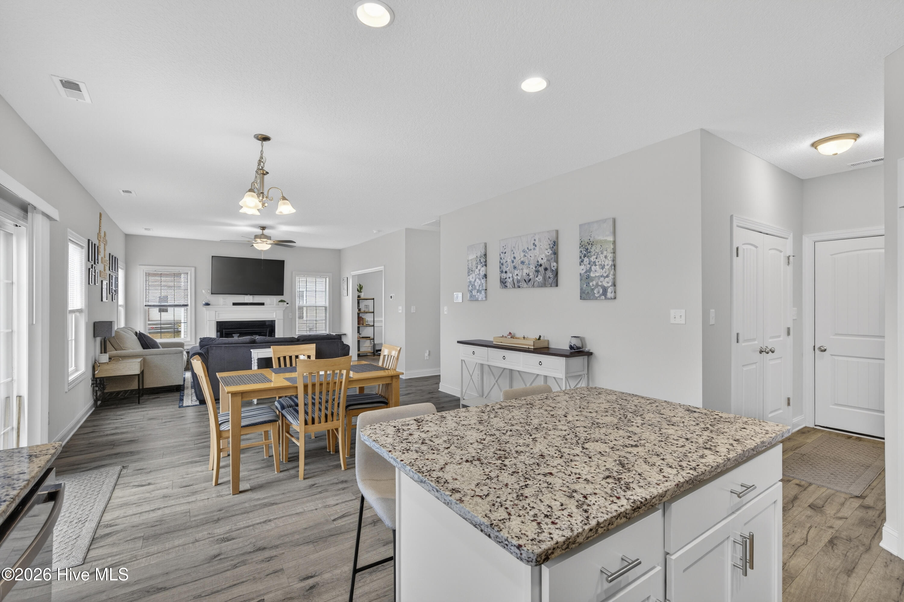 100558052 | Photo 17