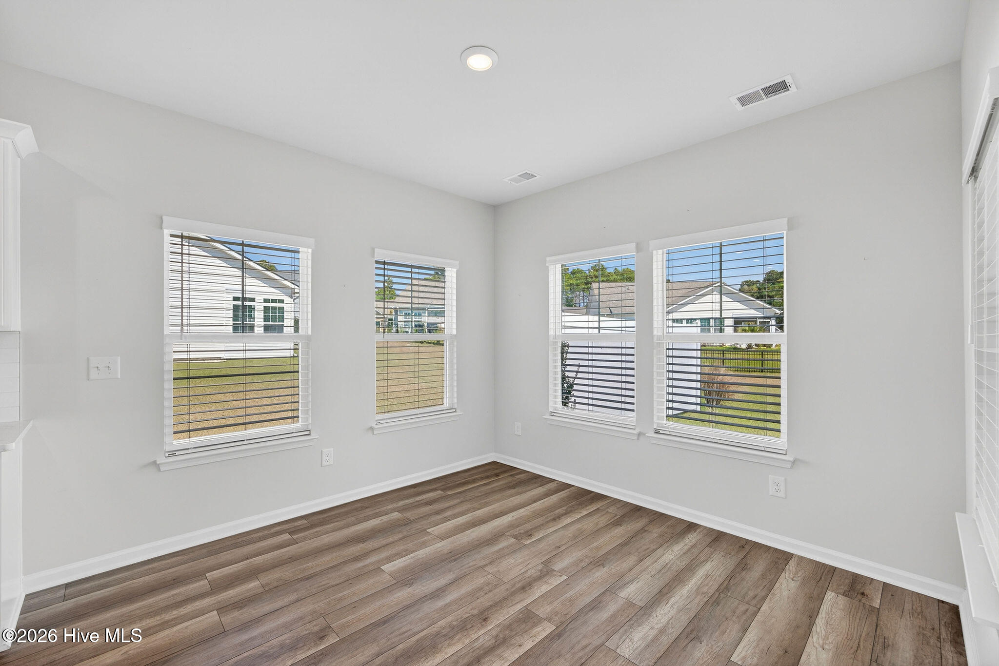 100561560 | Photo 20