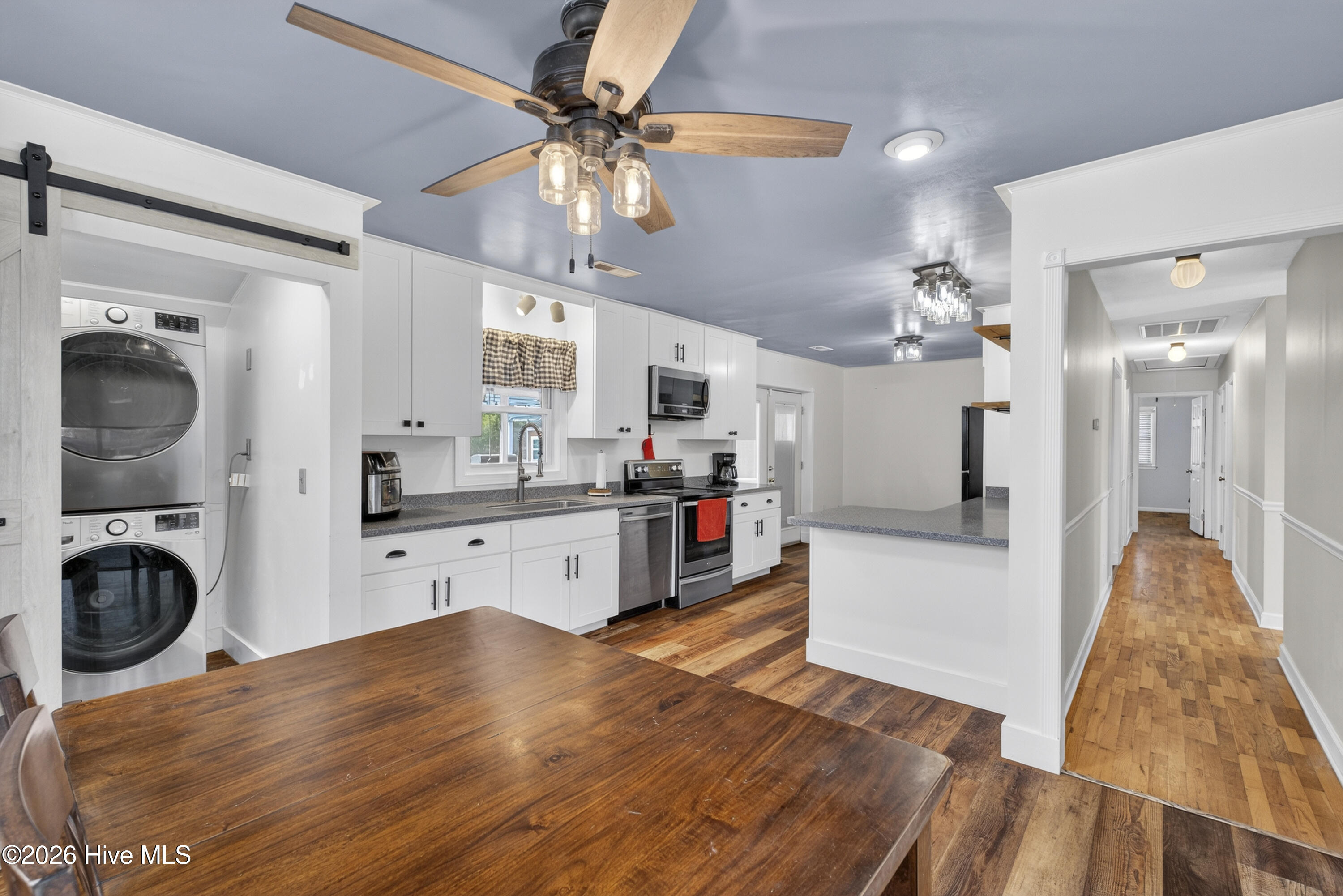 100558710 | Photo 20