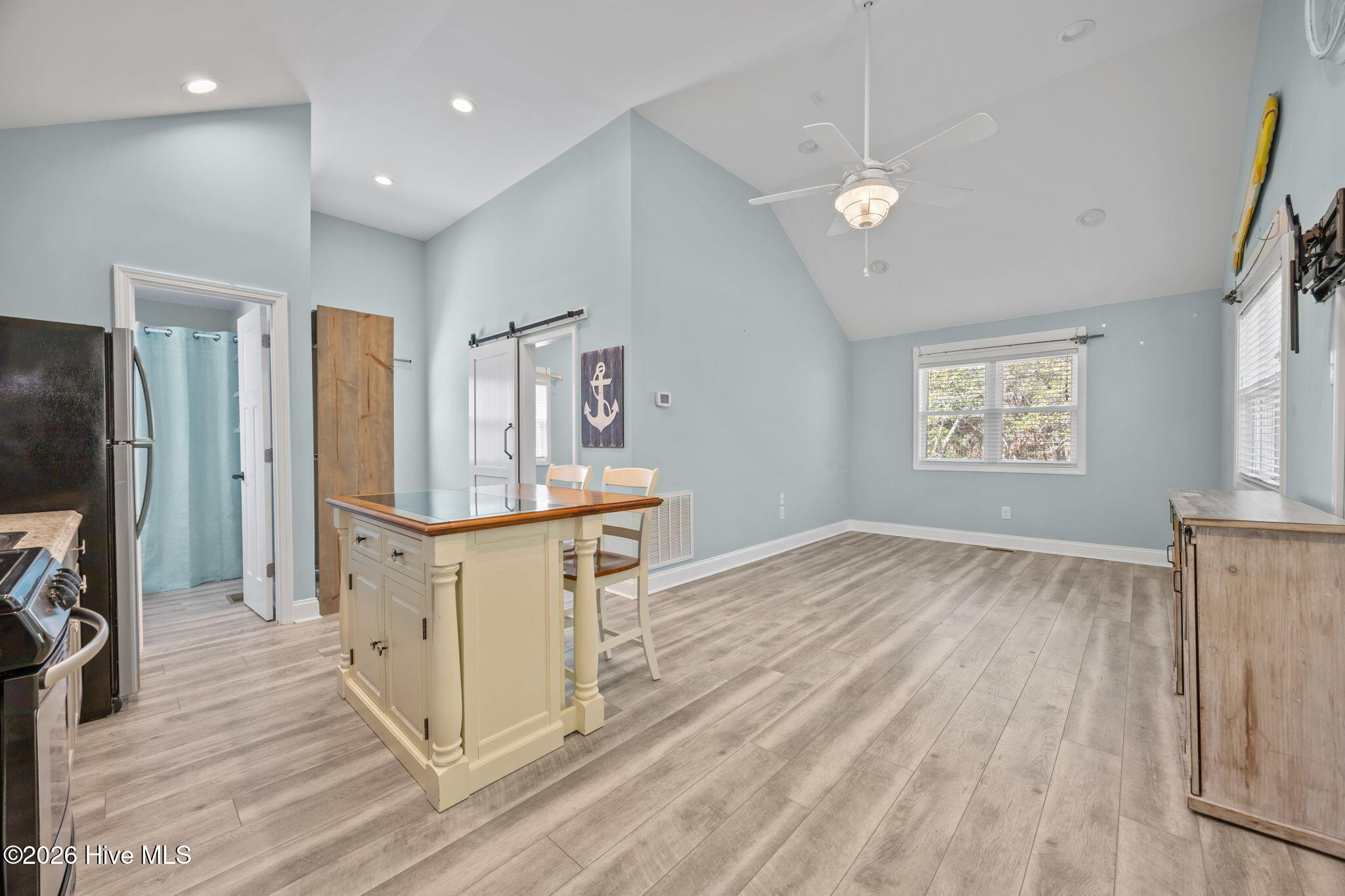 100561792 | Photo 26