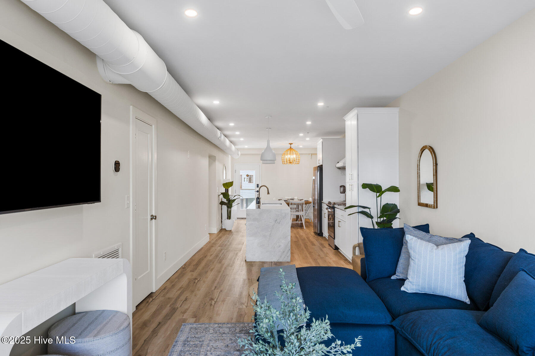 100523205 | Photo 14