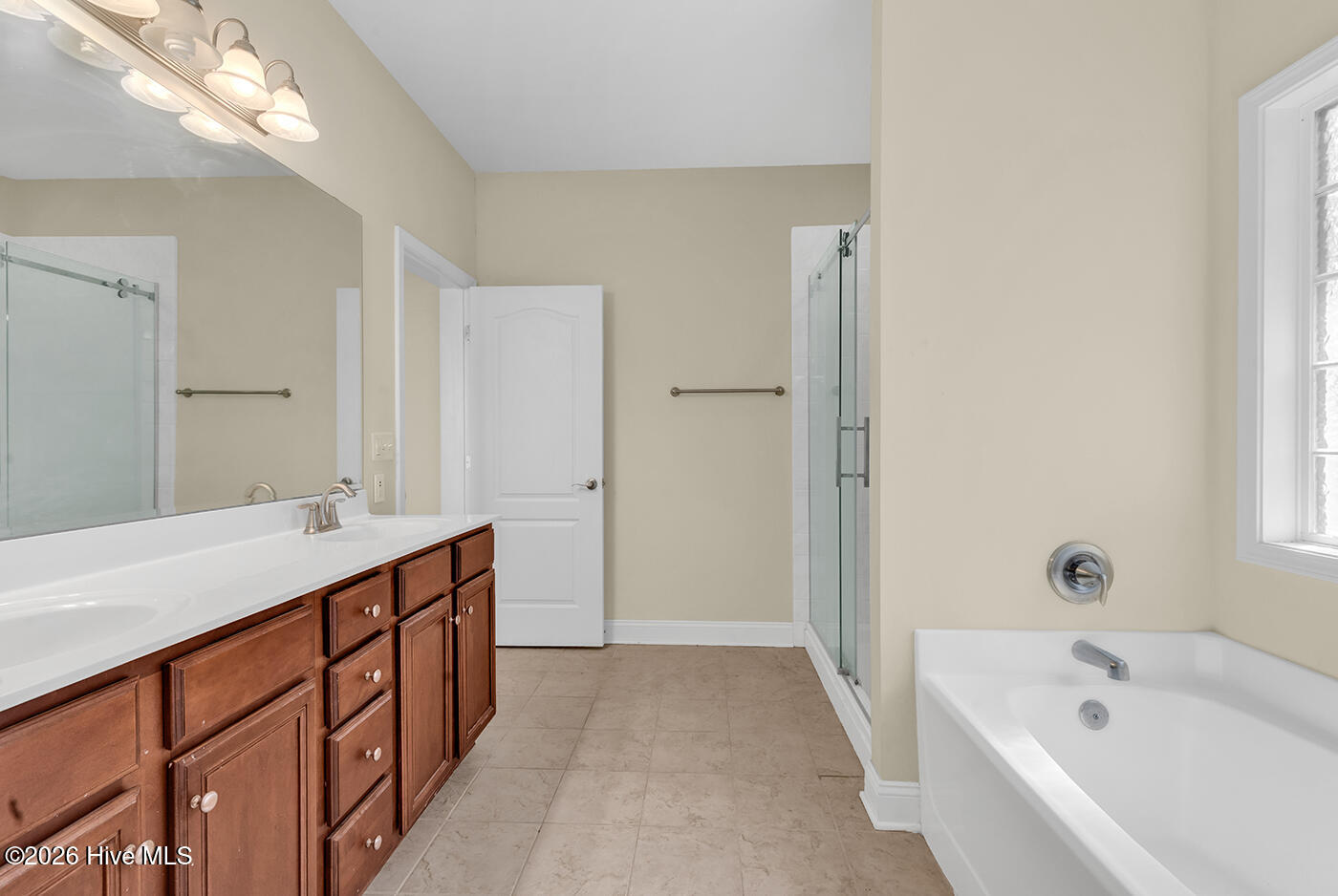 100566438 | Photo 17