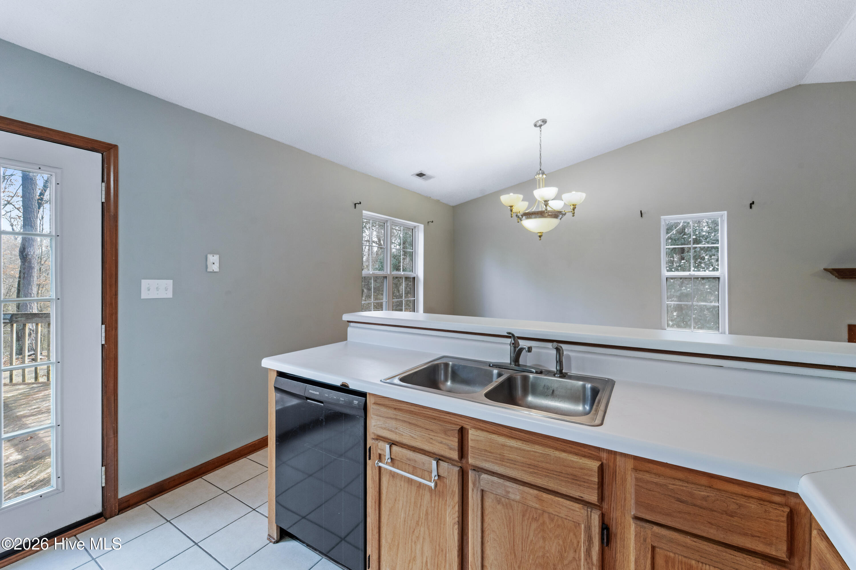 100557968 | Photo 28