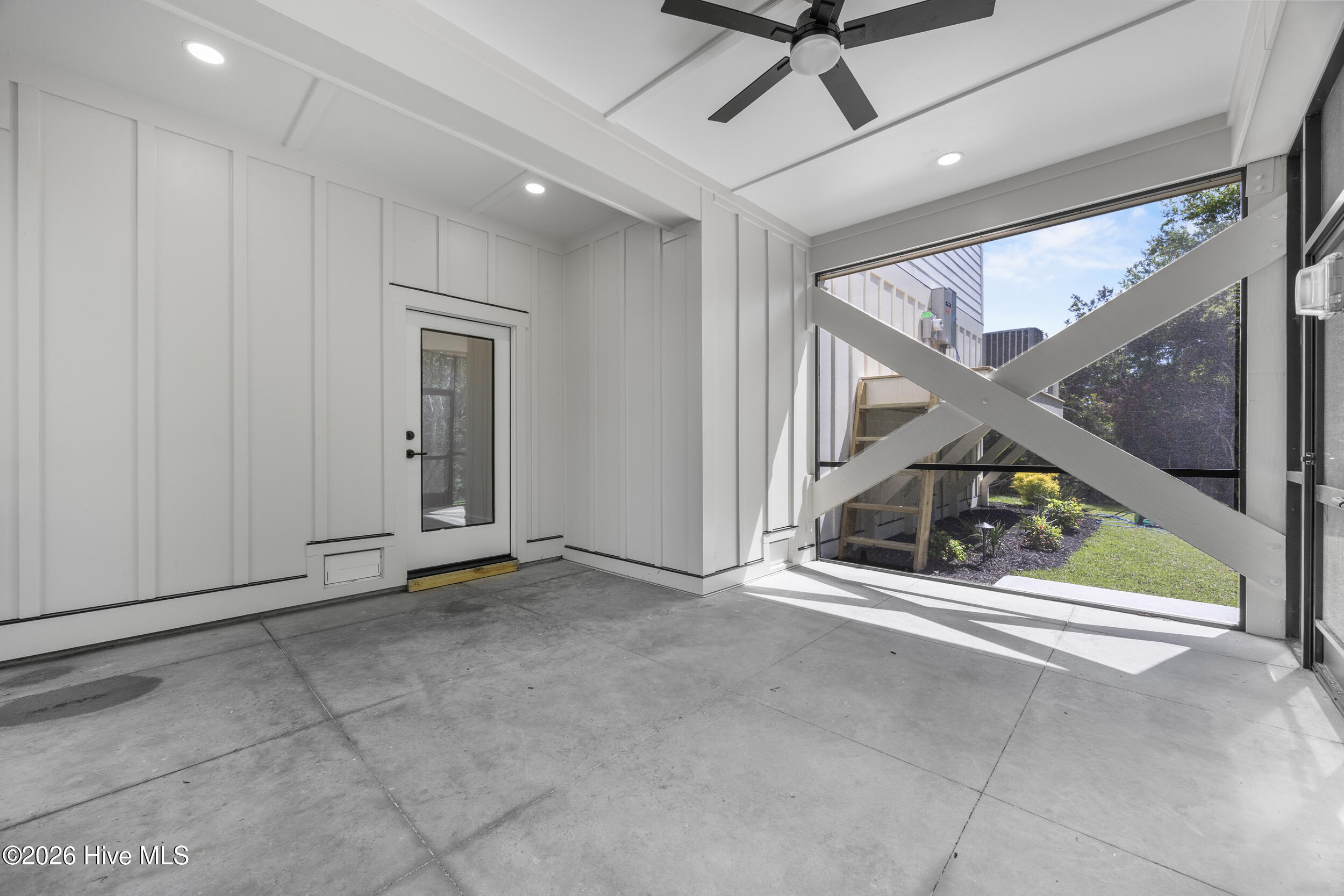 100567625 | Photo 47