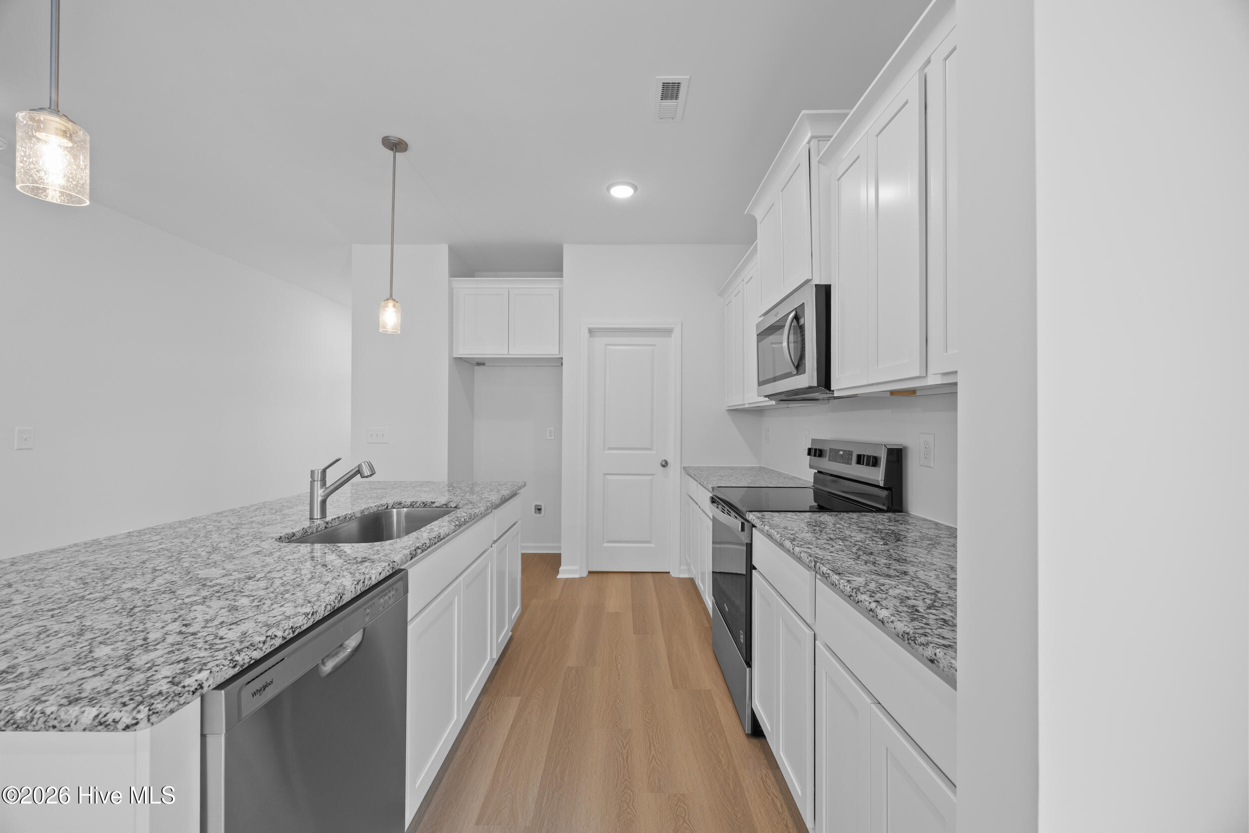 100553228 | Photo 14