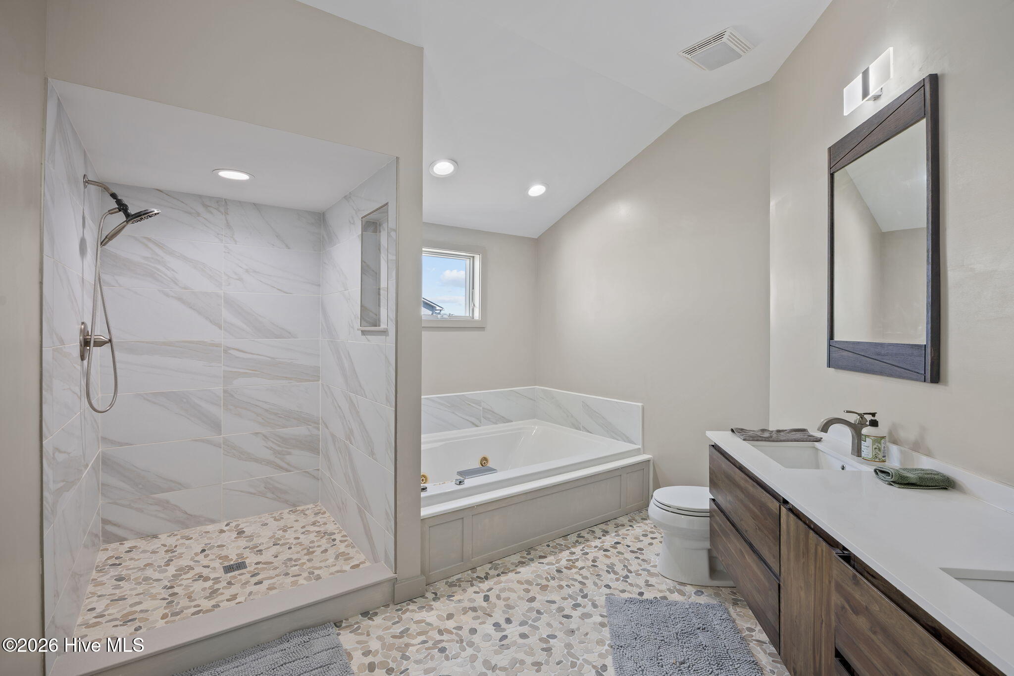 100557816 | Photo 50