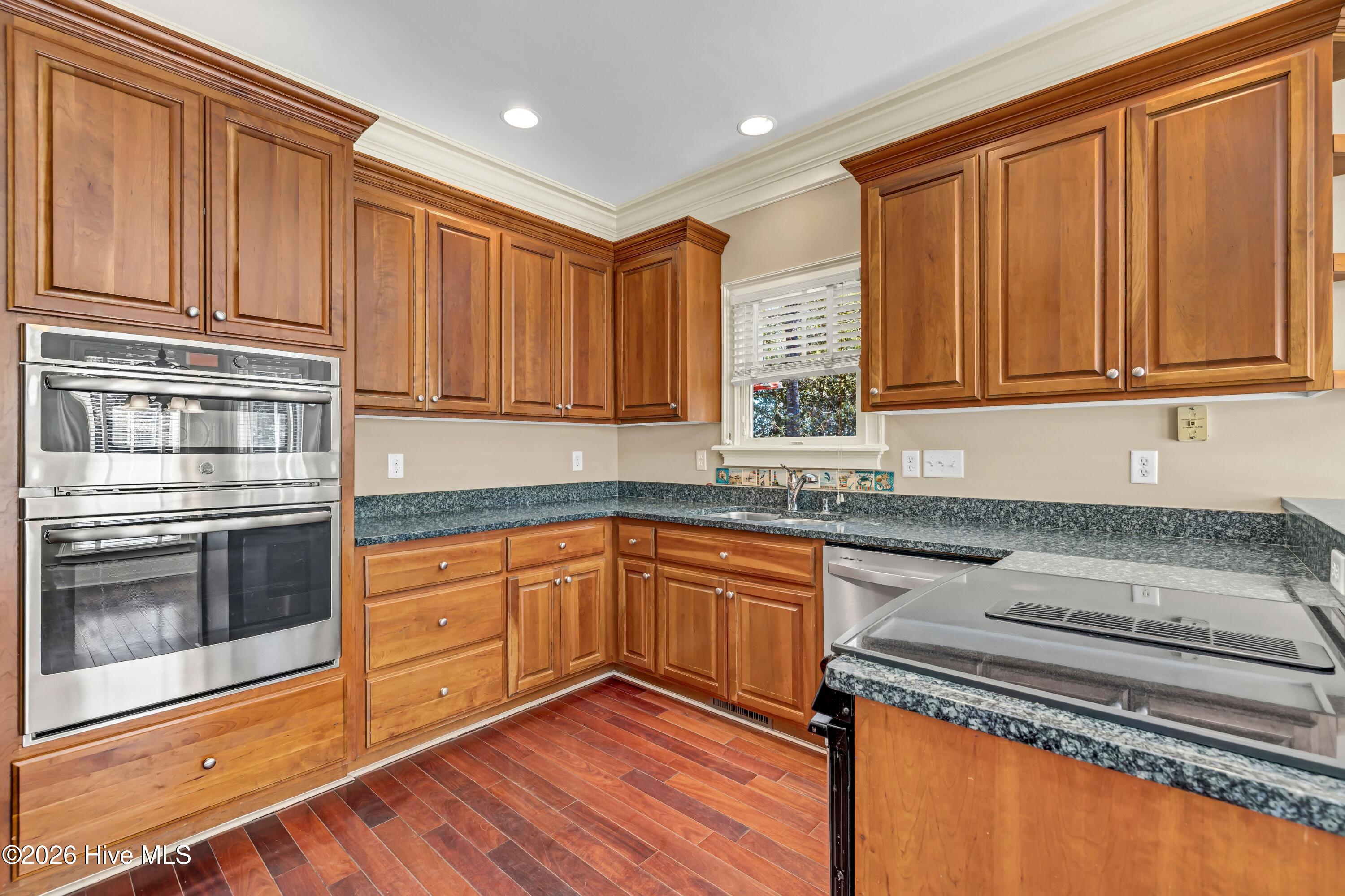 100556623 | Photo 16