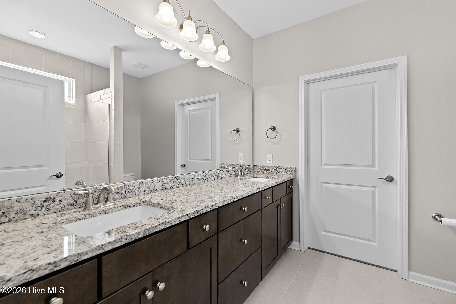 100554927 | Photo 23