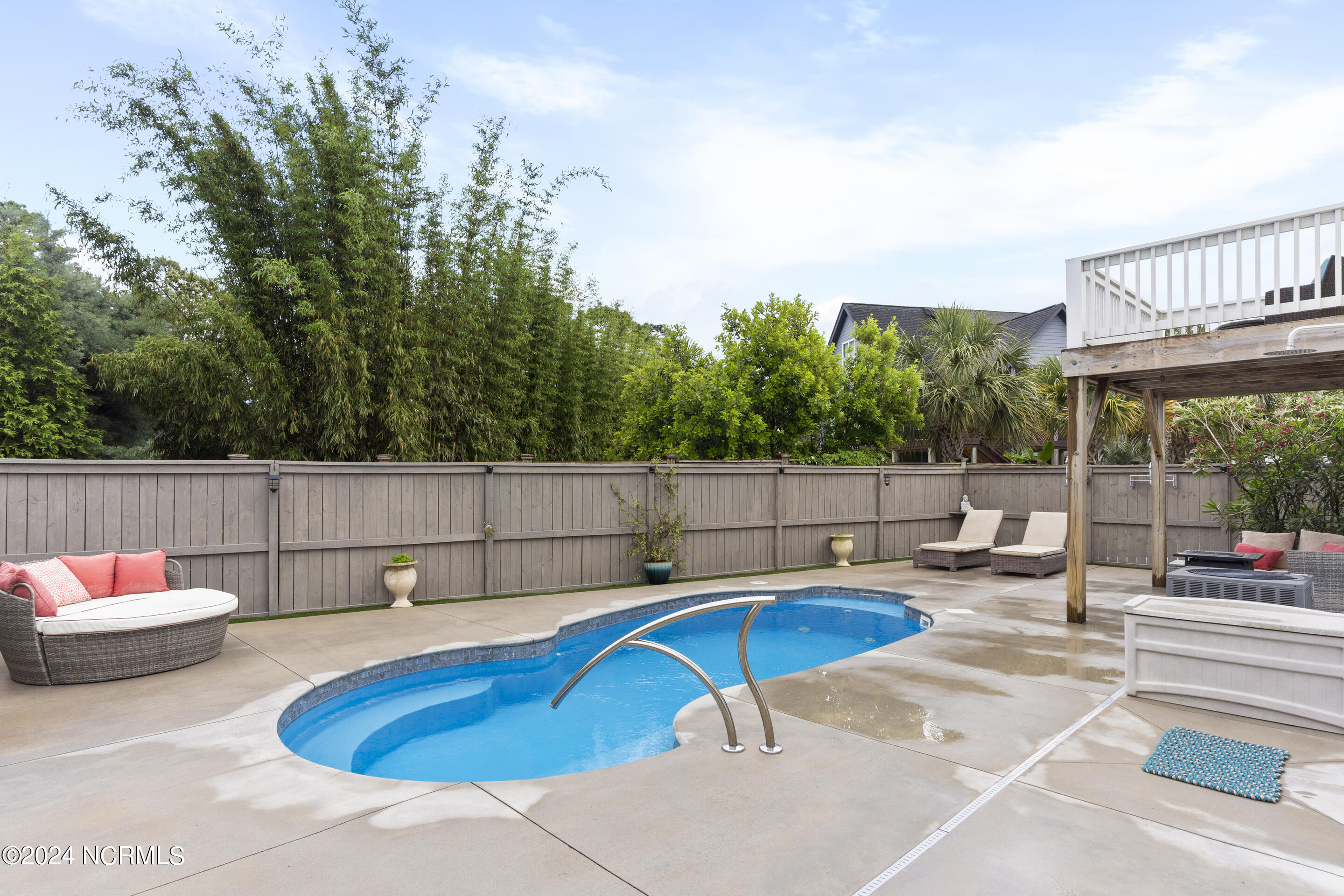 100562930 | Photo 32