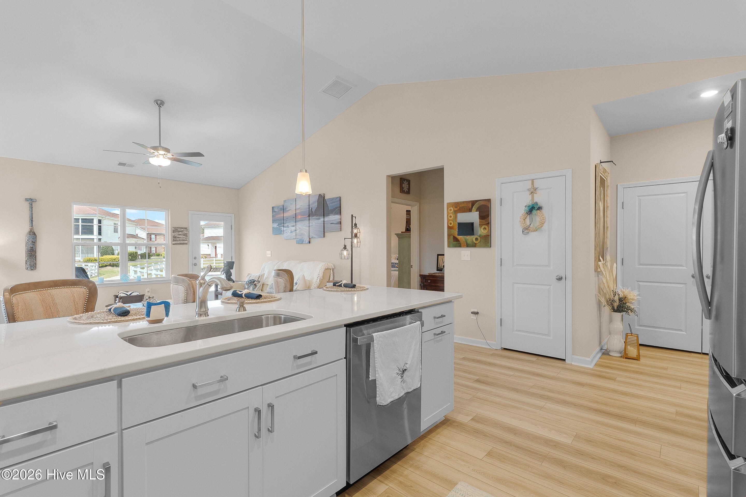 100561089 | Photo 19