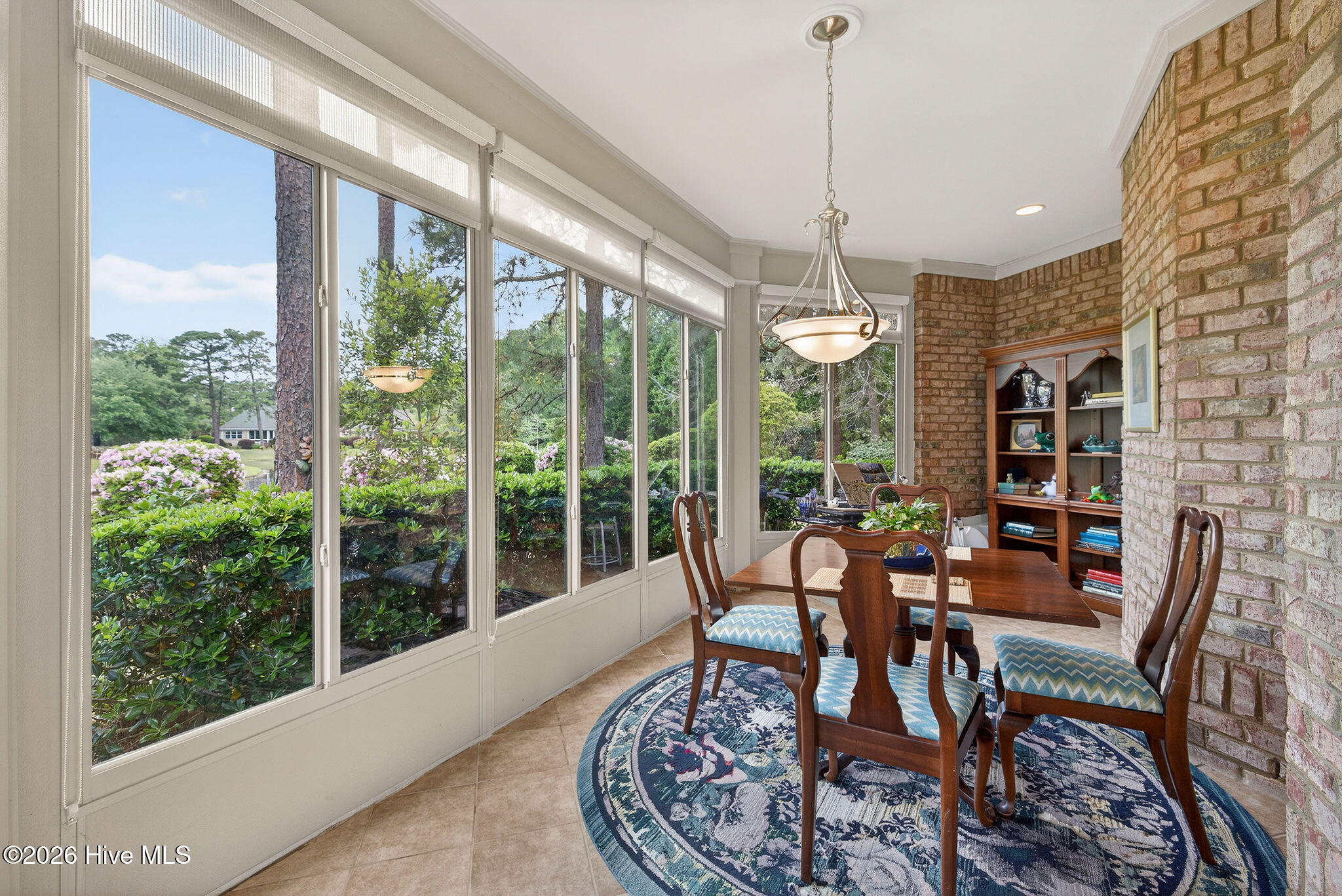 100565990 | Photo 46