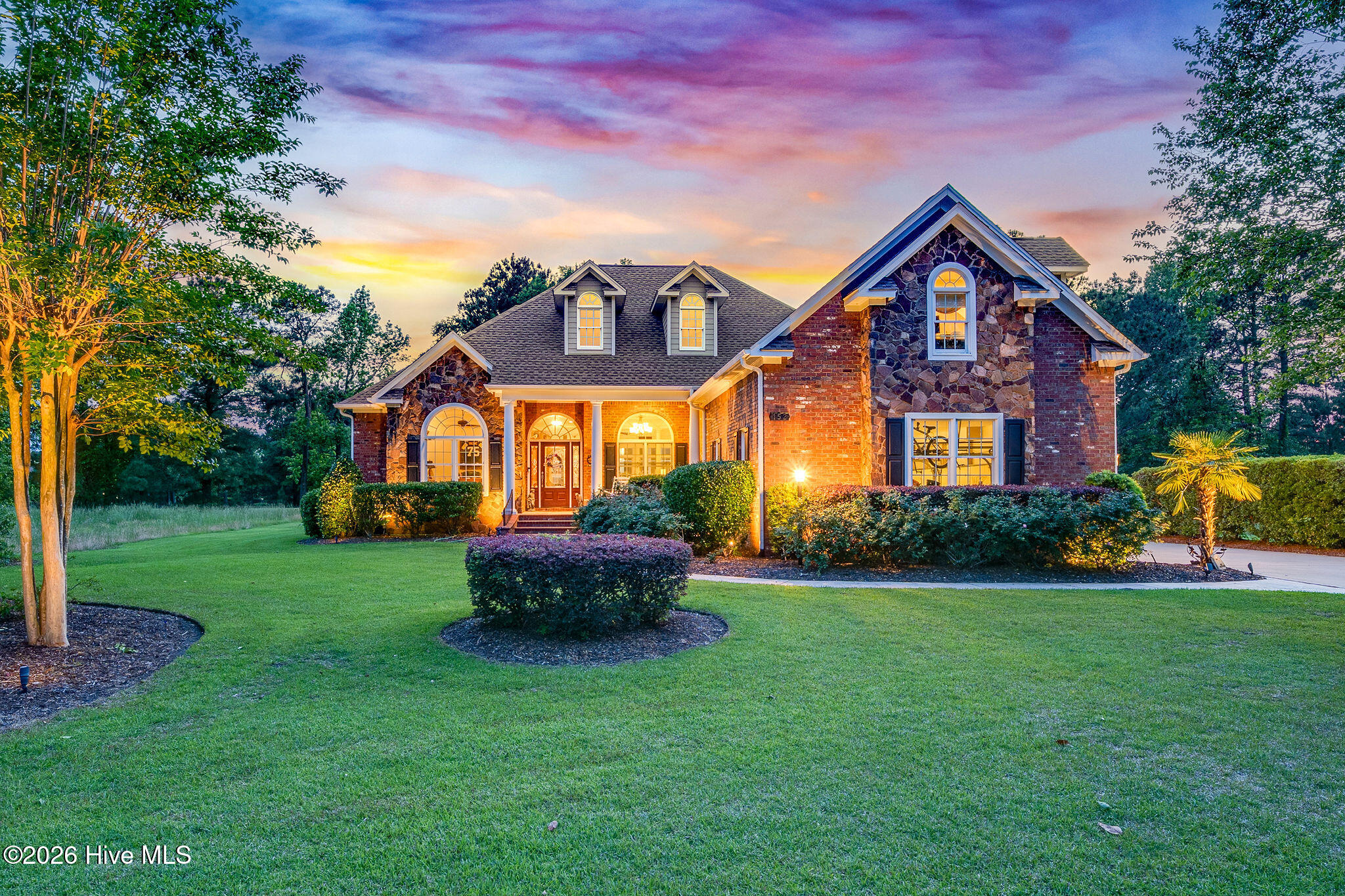152 E Winding Way image