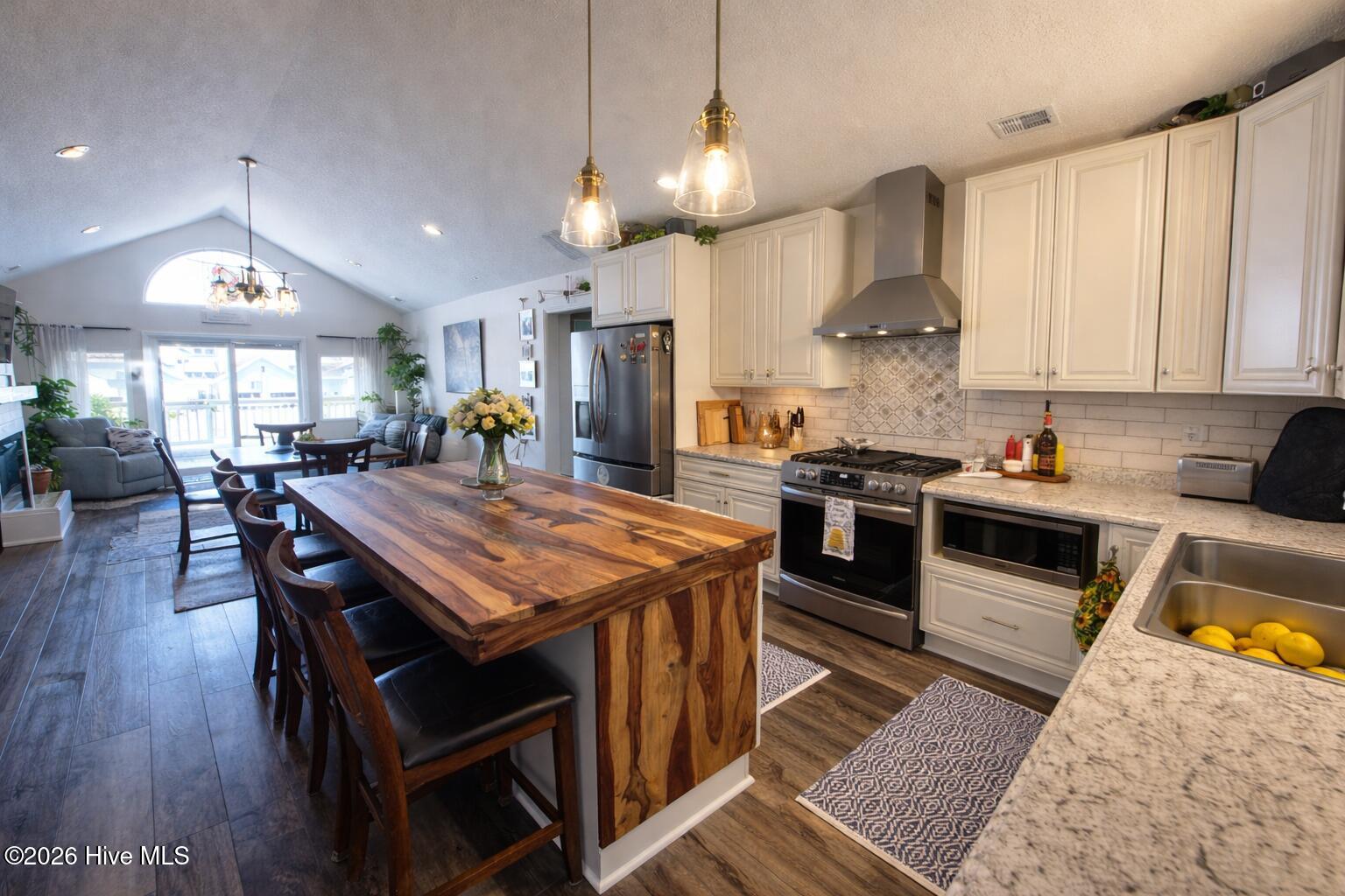 100560834 | Photo 17