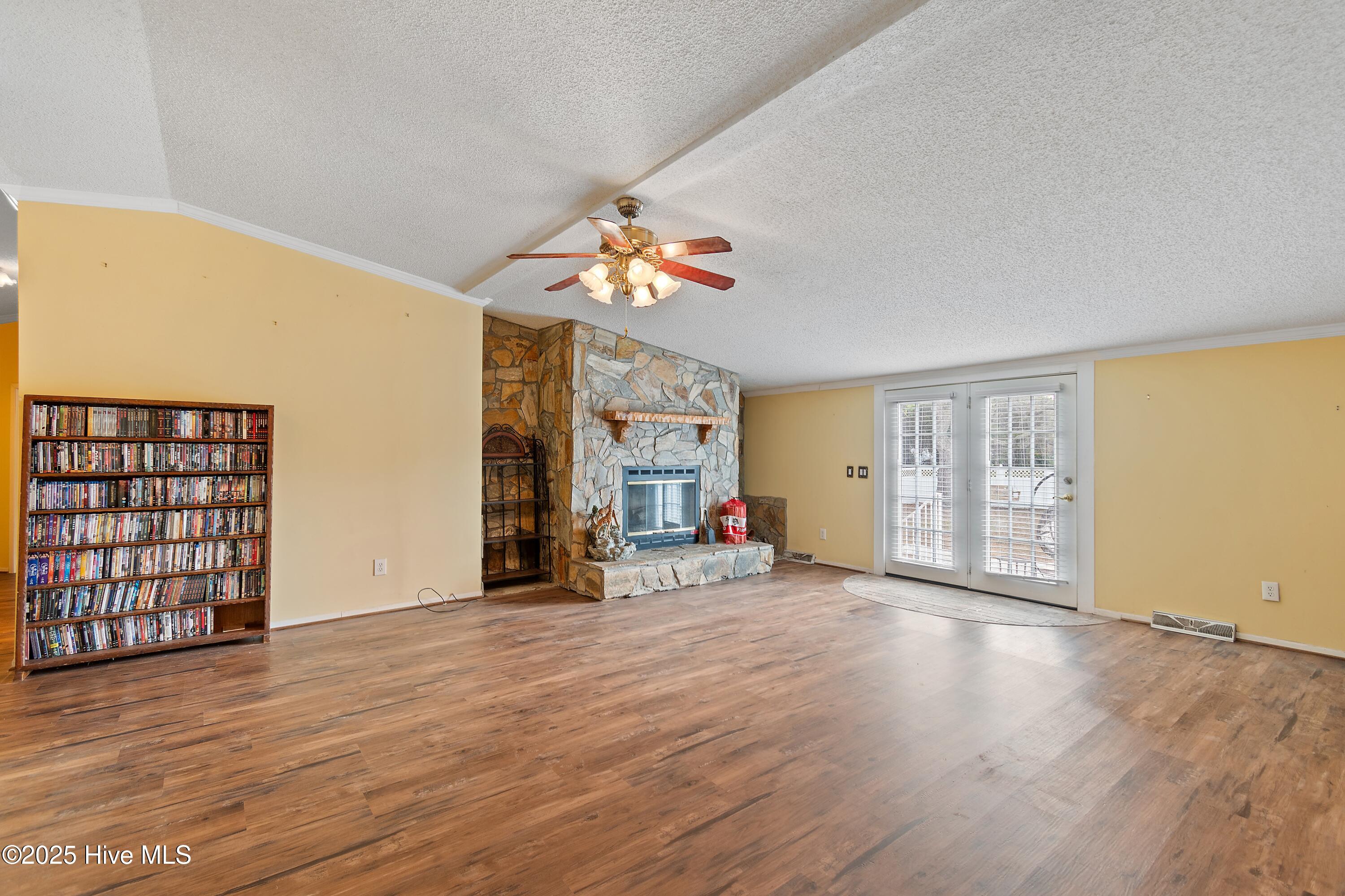 100542412 | Photo 11