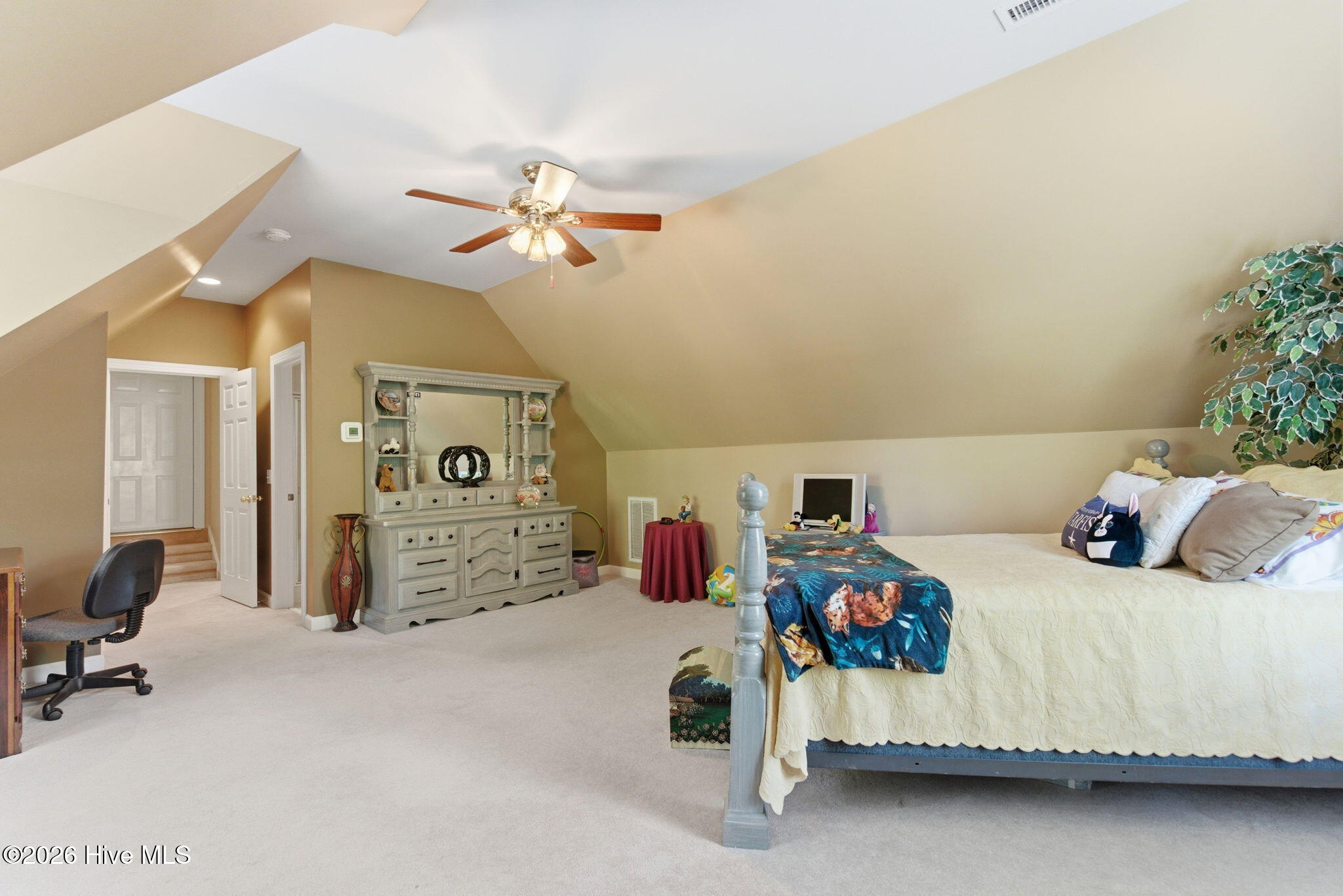 100570615 | Photo 40