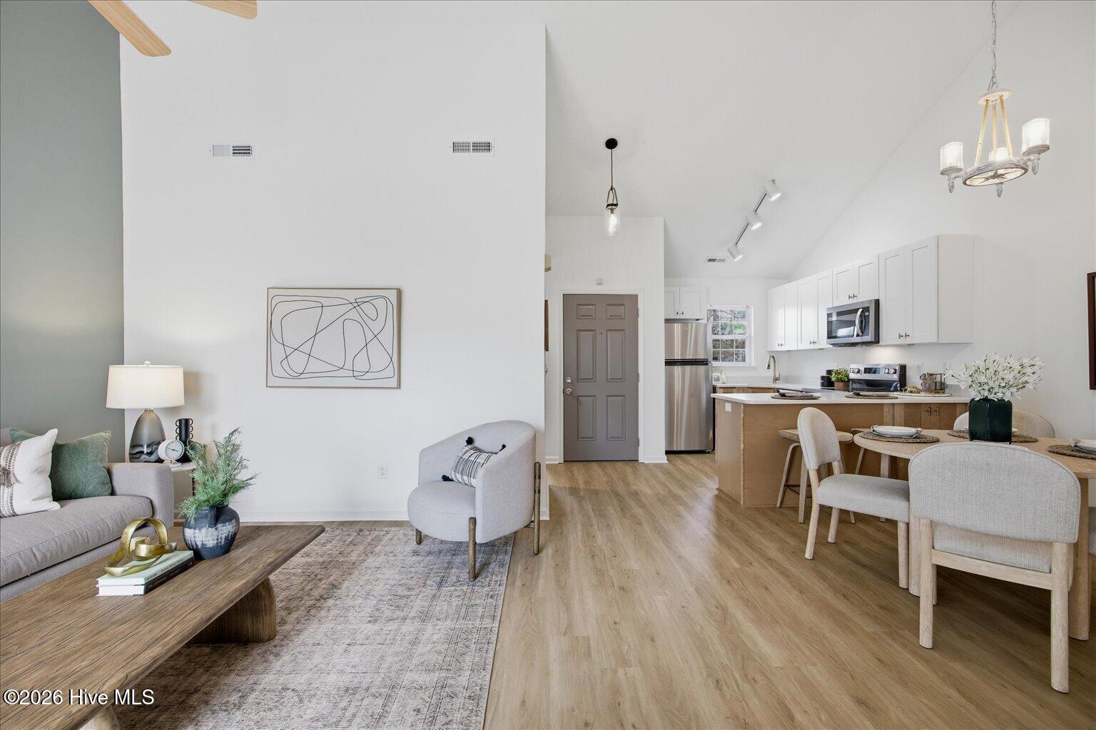 100562733 | Photo 14