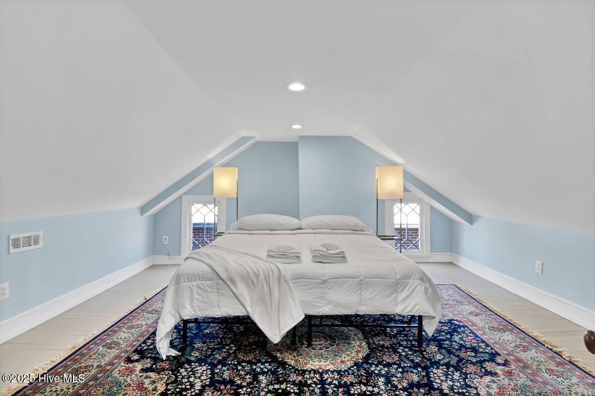 100542130 | Photo 44