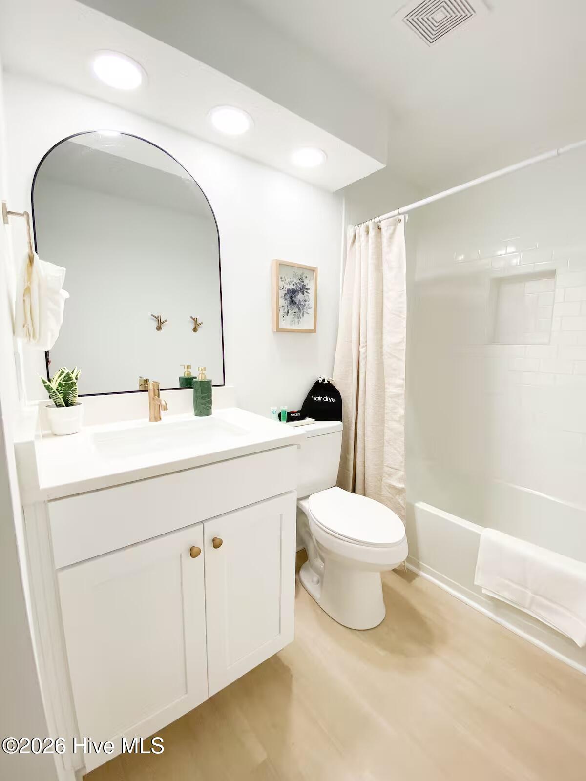 100562681 | Photo 25