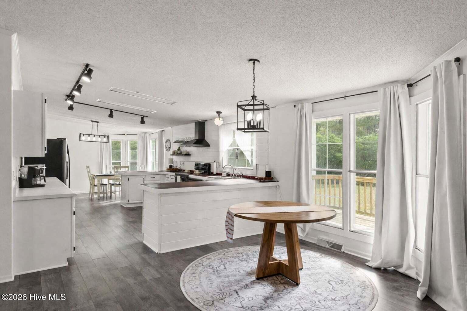 100562957 | Photo 17