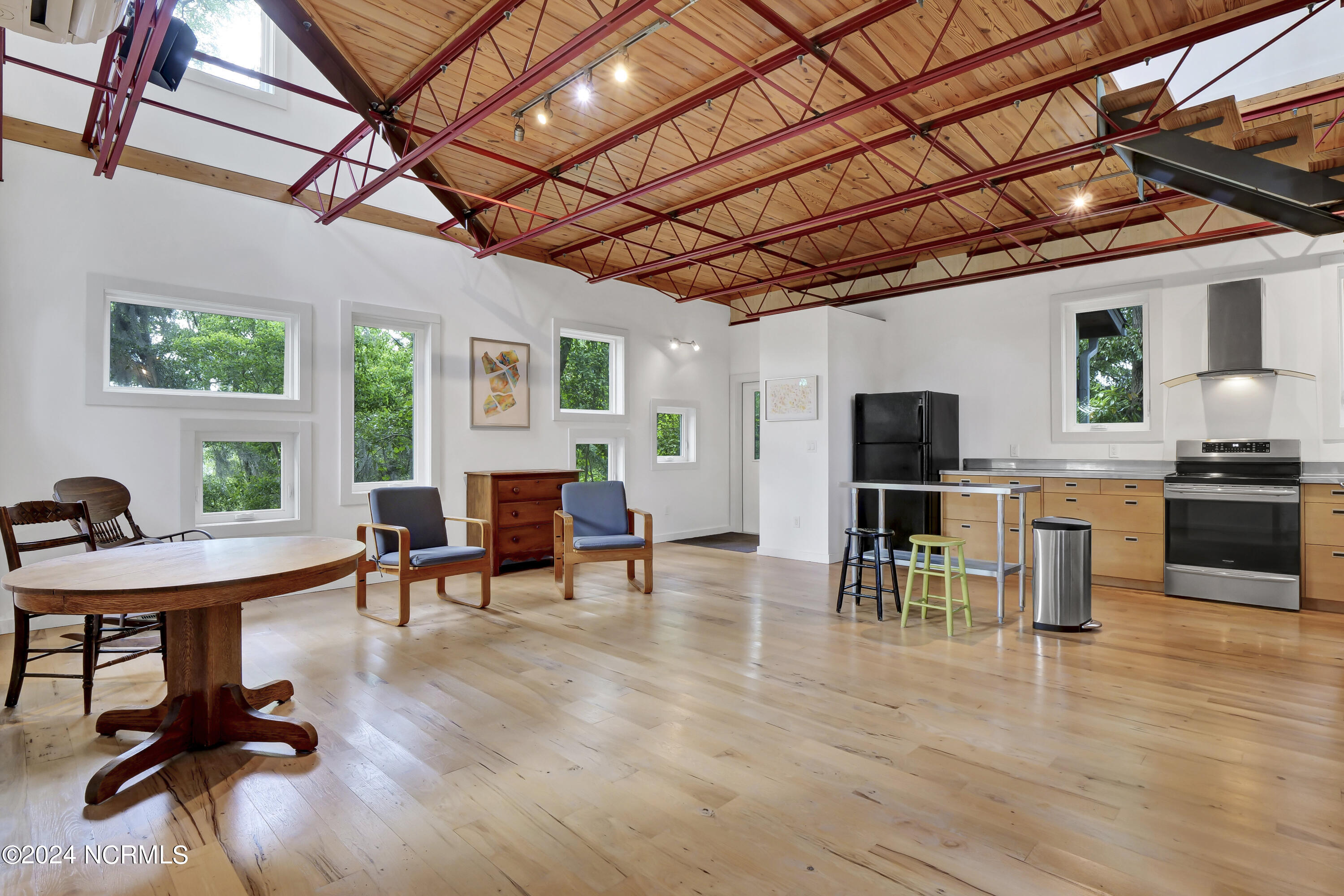 100497530 | Photo 24