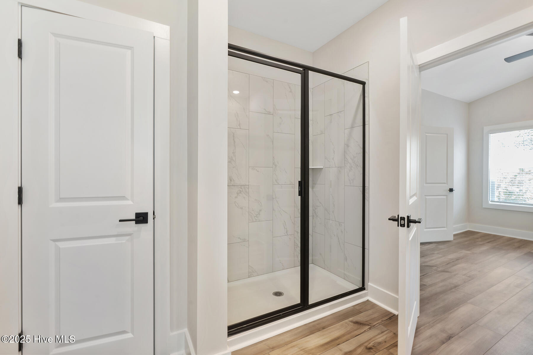 100547007 | Photo 11