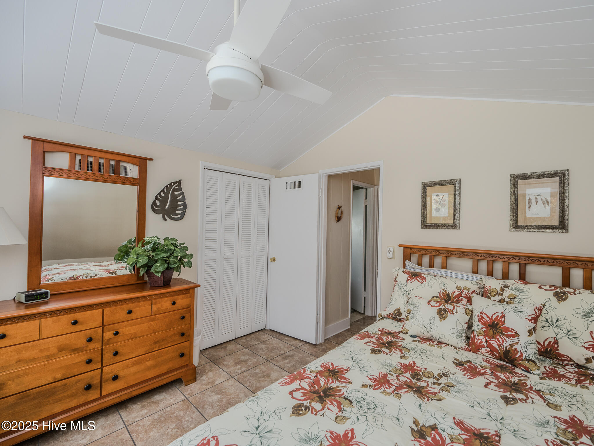 100560195 | Photo 34