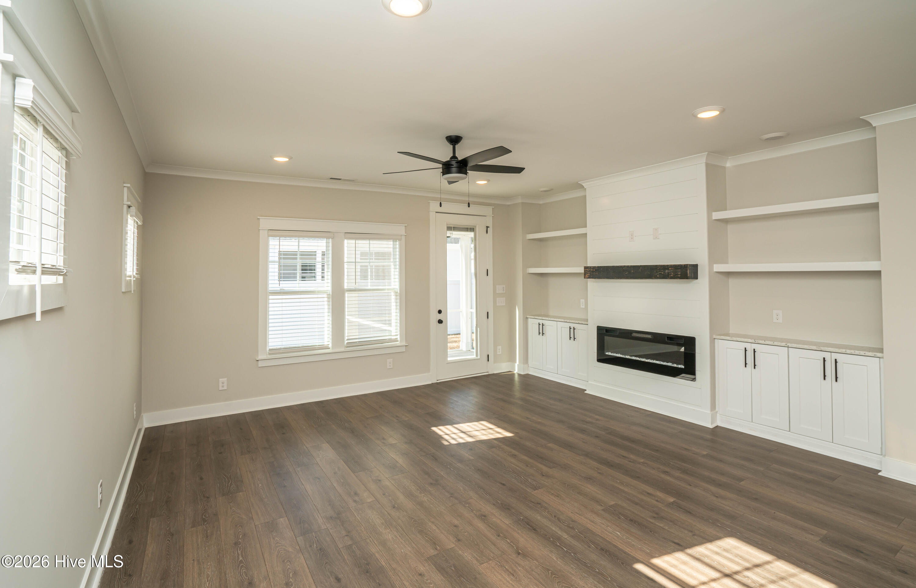 100548241 | Photo 33