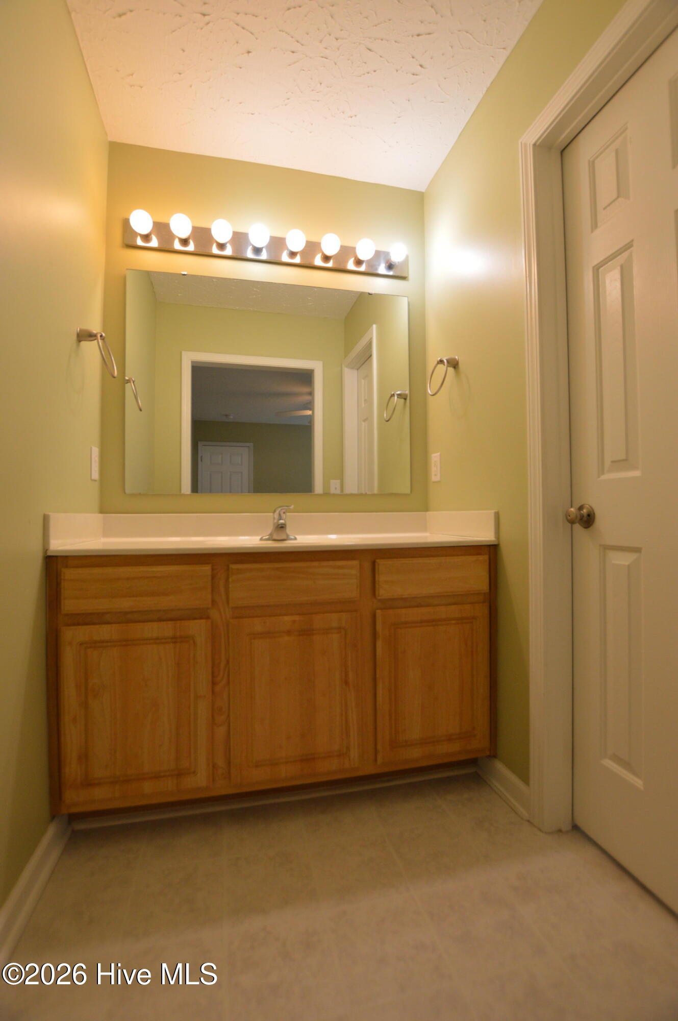 100558188 | Photo 16