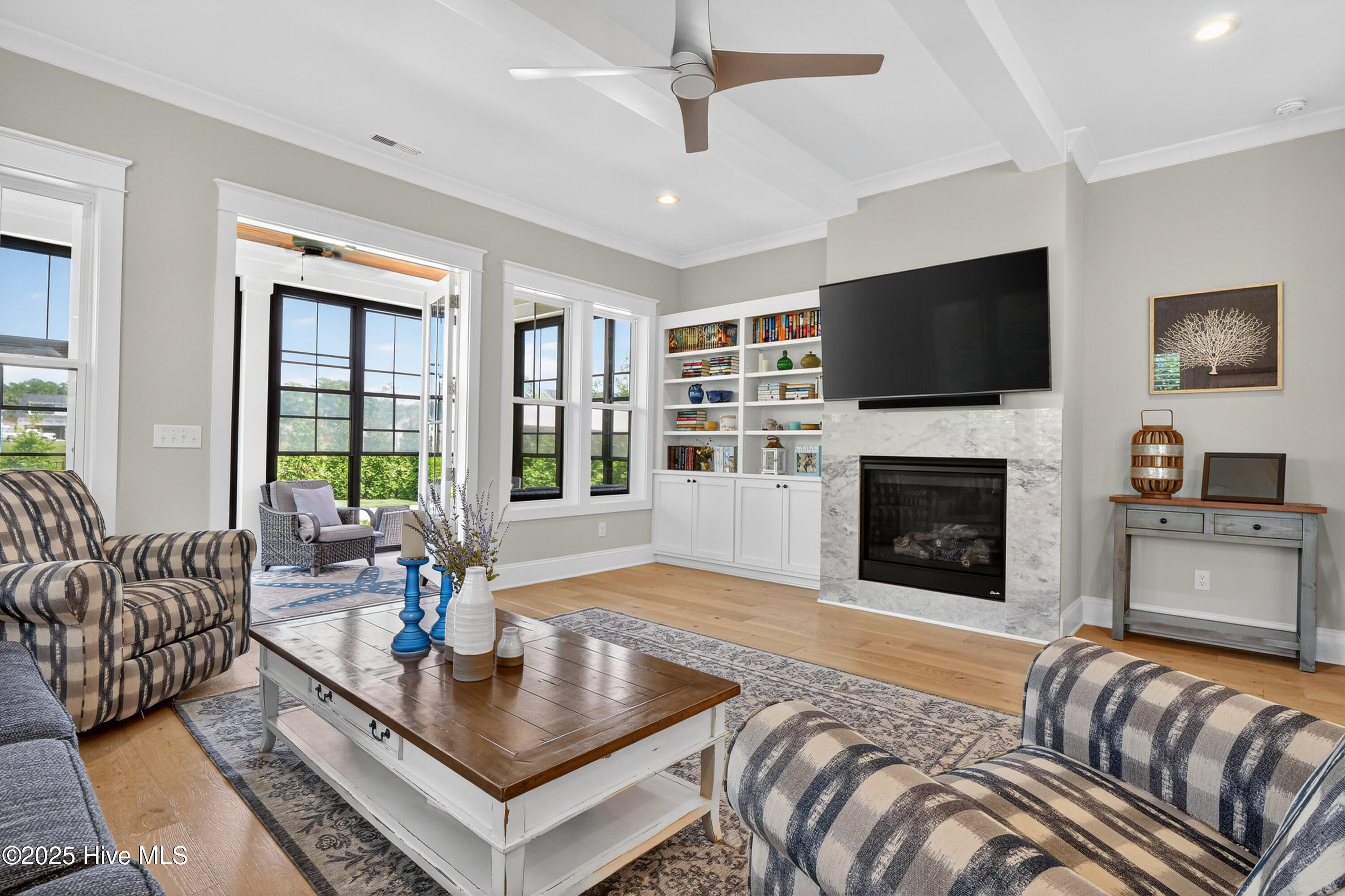 100523935 | Photo 23