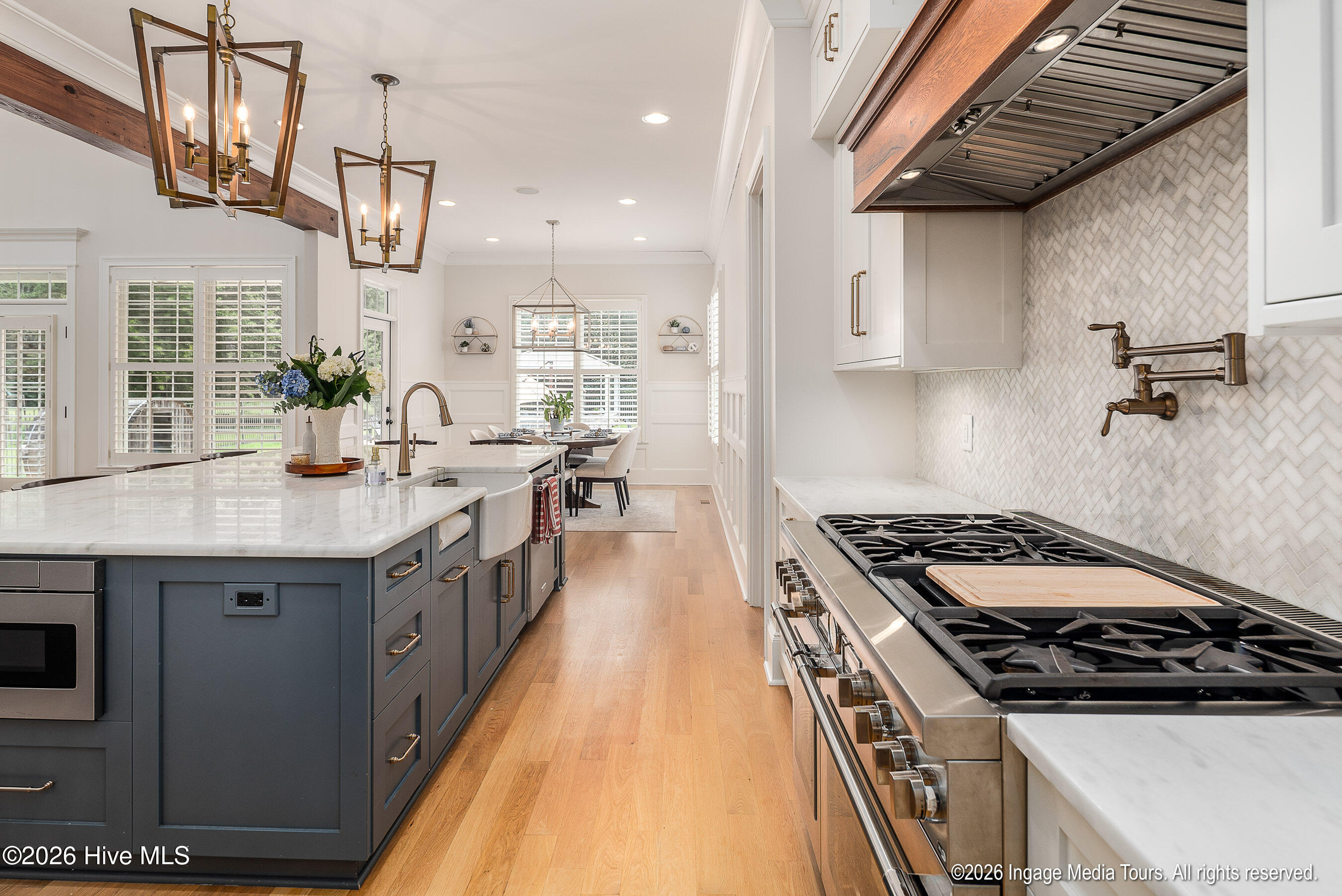 Kitchen is a chef's dream.