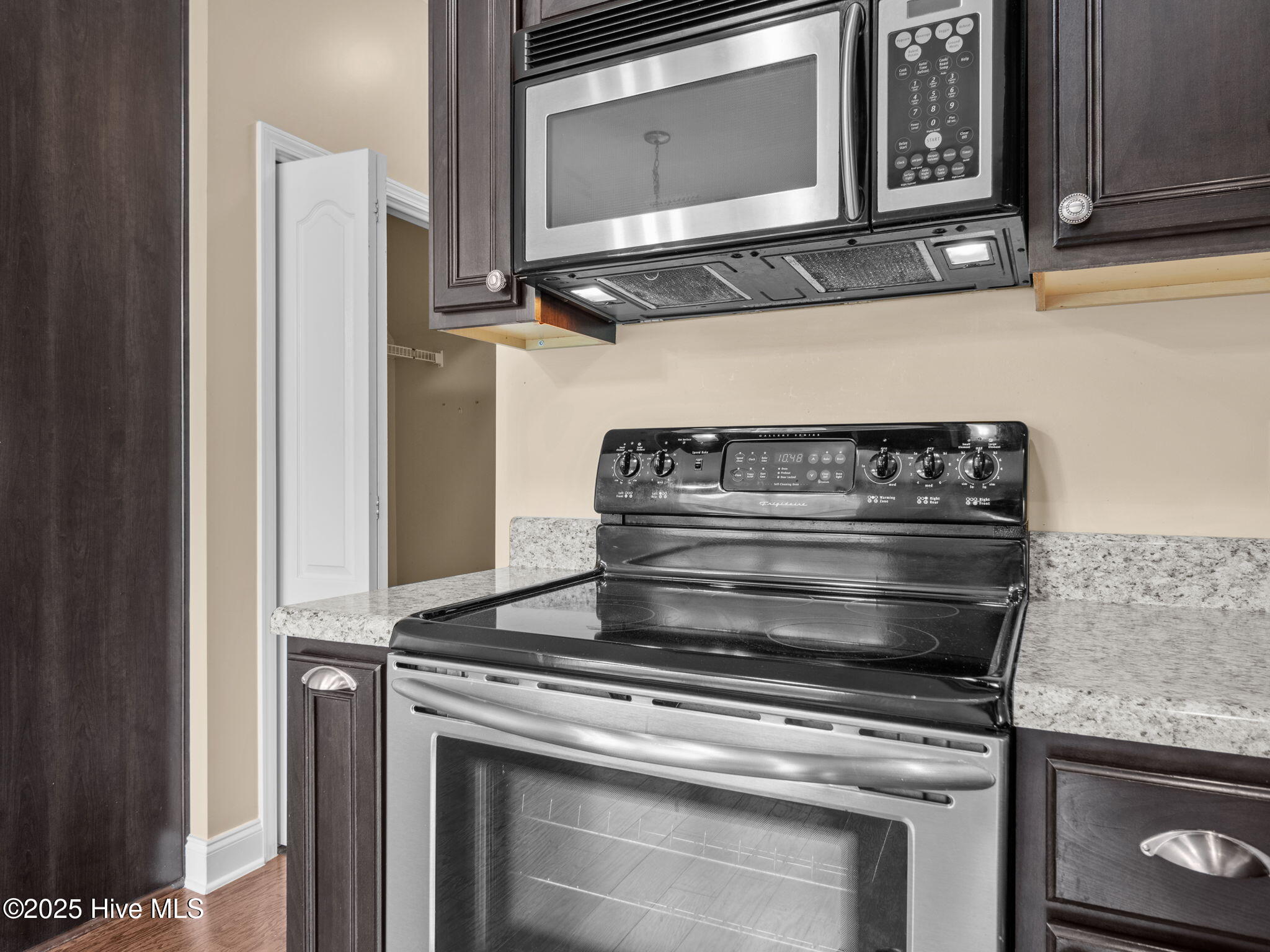 100556679 | Photo 22