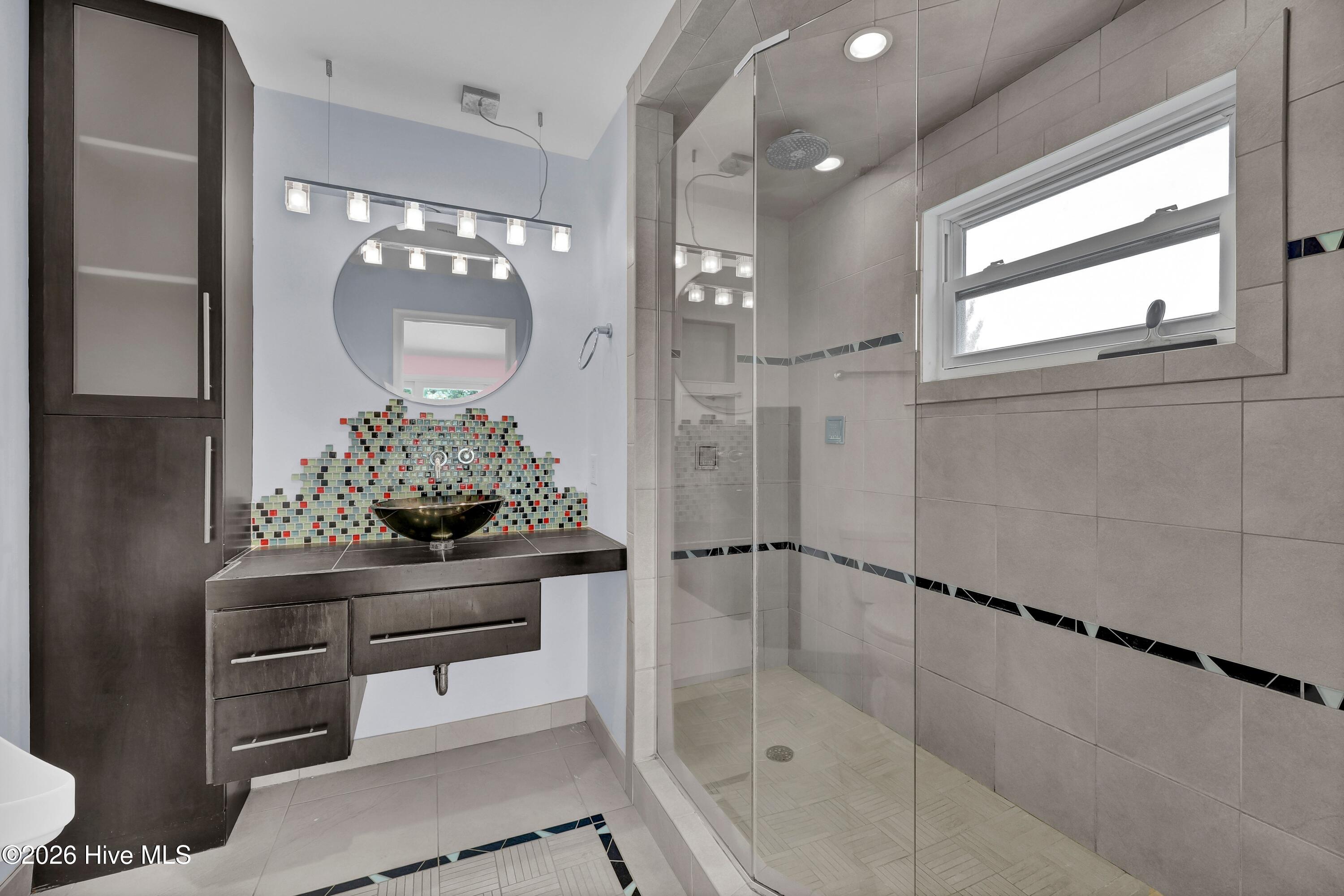 100565989 | Photo 15