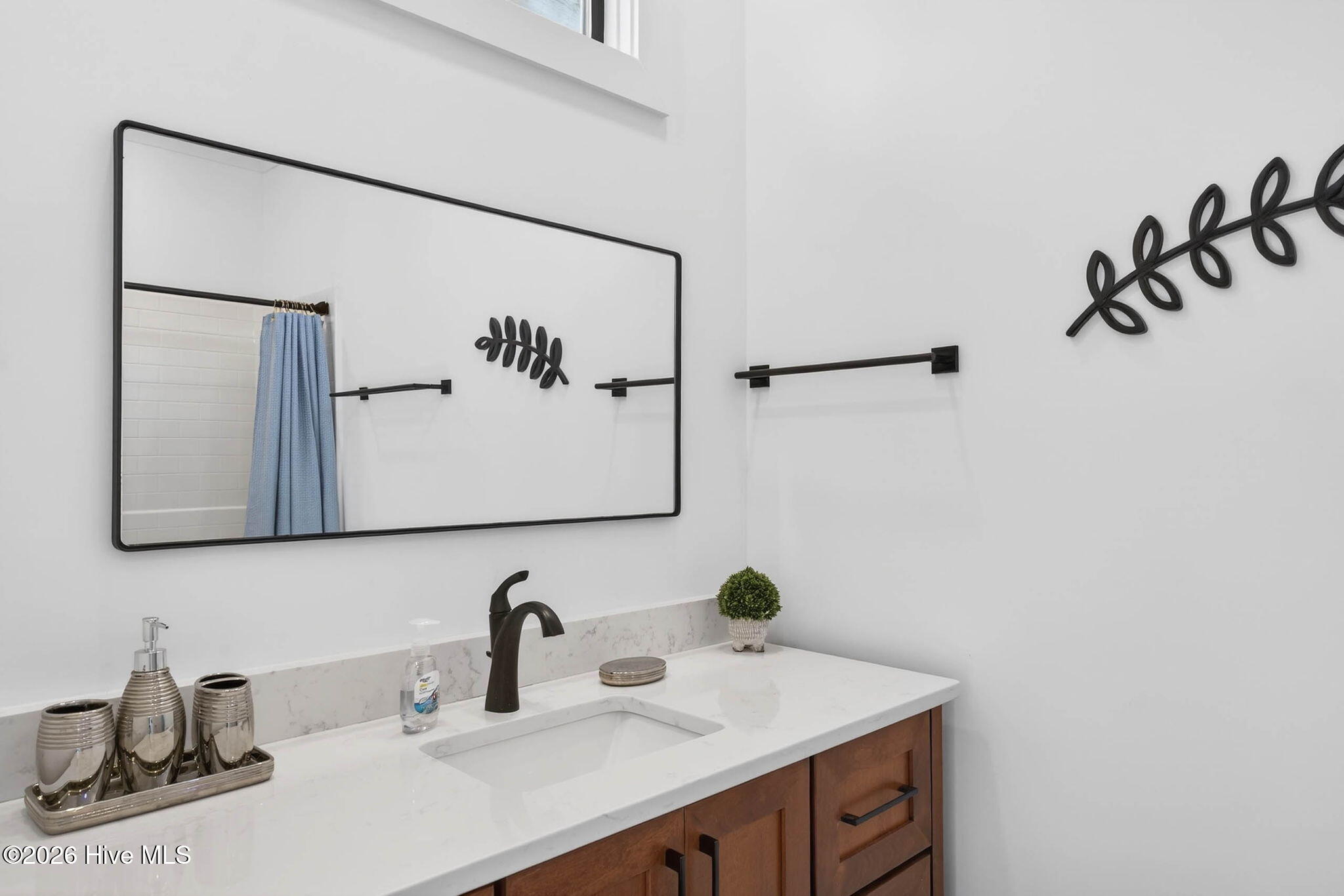 100561676 | Photo 35